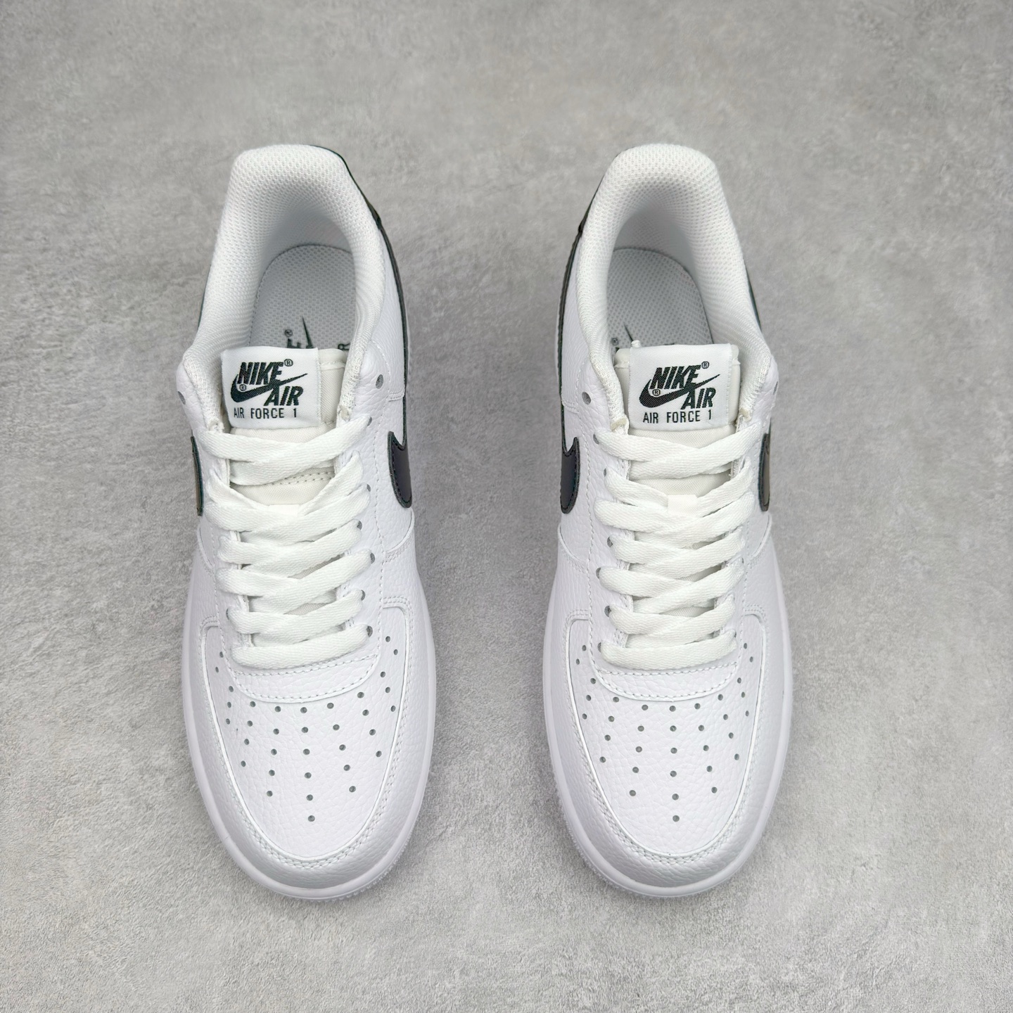 图片[2]-＃XT纯原 NK Air Force 1´07 Low 空军一号低帮百搭休闲运动板鞋 CT2302-100 顶级批次 2022全新楦头鞋型 鱼鳞大底 历时开发三个月 清洁度完美 二维码鞋标 内置芯片及solo气垫 大底高度及其弧度依照正品 钢印 logo刺绣 鞋口弧度 鞋头长度 鞋面冲孔 鞋垫背胶及钢印 完美鞋型对比正品 每一处都是细节满满 柔软、弹性十足的缓震性能和出色的中底设计 横跨复古与现代的外型结合 造就出风靡全球 三十多年的Force 1 直到今天还深受青睐 实拍调校N版已经零色差零失真 百分百还原实物色彩所见即所得 不存在货不对板色差等低级问题 选购参考实物拍摄 不混卖不参货 只用心做好货严格选品 承诺混一赔十 尺码：36 36.5 37.5 38 38.5 39 40 40.5 41 42 42.5 43 44 44.5 45-选品中心