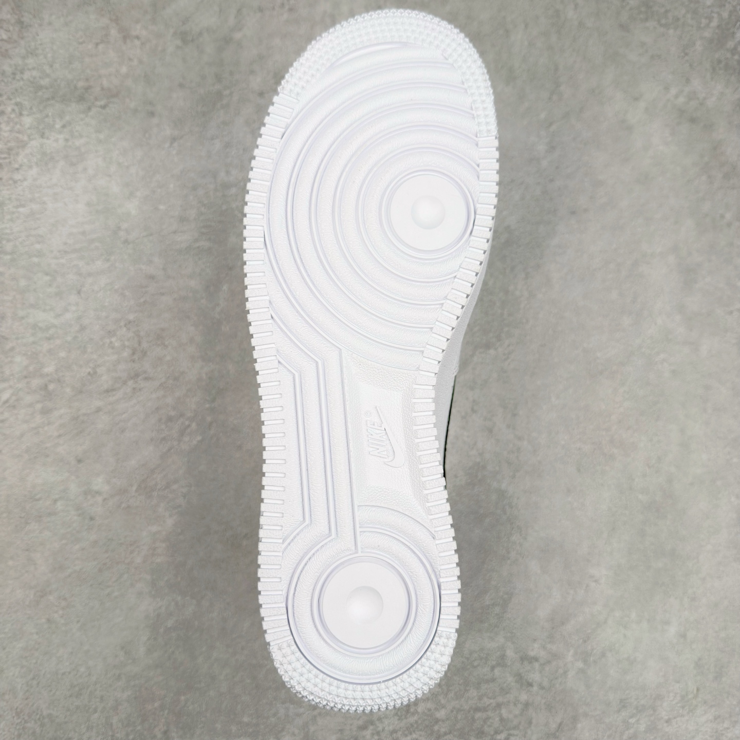 图片[9]-＃XT纯原 NK Air Force 1´07 Low 空军一号低帮百搭休闲运动板鞋 CT2302-100 顶级批次 2022全新楦头鞋型 鱼鳞大底 历时开发三个月 清洁度完美 二维码鞋标 内置芯片及solo气垫 大底高度及其弧度依照正品 钢印 logo刺绣 鞋口弧度 鞋头长度 鞋面冲孔 鞋垫背胶及钢印 完美鞋型对比正品 每一处都是细节满满 柔软、弹性十足的缓震性能和出色的中底设计 横跨复古与现代的外型结合 造就出风靡全球 三十多年的Force 1 直到今天还深受青睐 实拍调校N版已经零色差零失真 百分百还原实物色彩所见即所得 不存在货不对板色差等低级问题 选购参考实物拍摄 不混卖不参货 只用心做好货严格选品 承诺混一赔十 尺码：36 36.5 37.5 38 38.5 39 40 40.5 41 42 42.5 43 44 44.5 45-选品中心