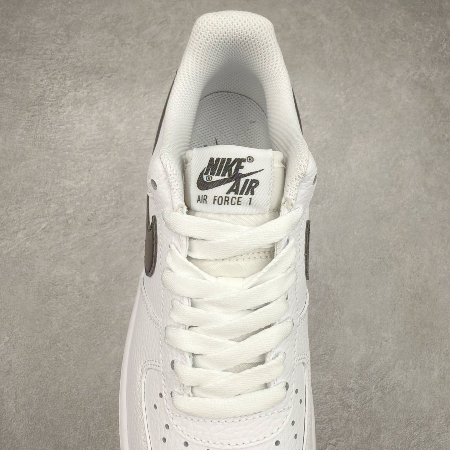 图片[5]-＃XT纯原 NK Air Force 1´07 Low 空军一号低帮百搭休闲运动板鞋 CT2302-100 顶级批次 2022全新楦头鞋型 鱼鳞大底 历时开发三个月 清洁度完美 二维码鞋标 内置芯片及solo气垫 大底高度及其弧度依照正品 钢印 logo刺绣 鞋口弧度 鞋头长度 鞋面冲孔 鞋垫背胶及钢印 完美鞋型对比正品 每一处都是细节满满 柔软、弹性十足的缓震性能和出色的中底设计 横跨复古与现代的外型结合 造就出风靡全球 三十多年的Force 1 直到今天还深受青睐 实拍调校N版已经零色差零失真 百分百还原实物色彩所见即所得 不存在货不对板色差等低级问题 选购参考实物拍摄 不混卖不参货 只用心做好货严格选品 承诺混一赔十 尺码：36 36.5 37.5 38 38.5 39 40 40.5 41 42 42.5 43 44 44.5 45-选品中心