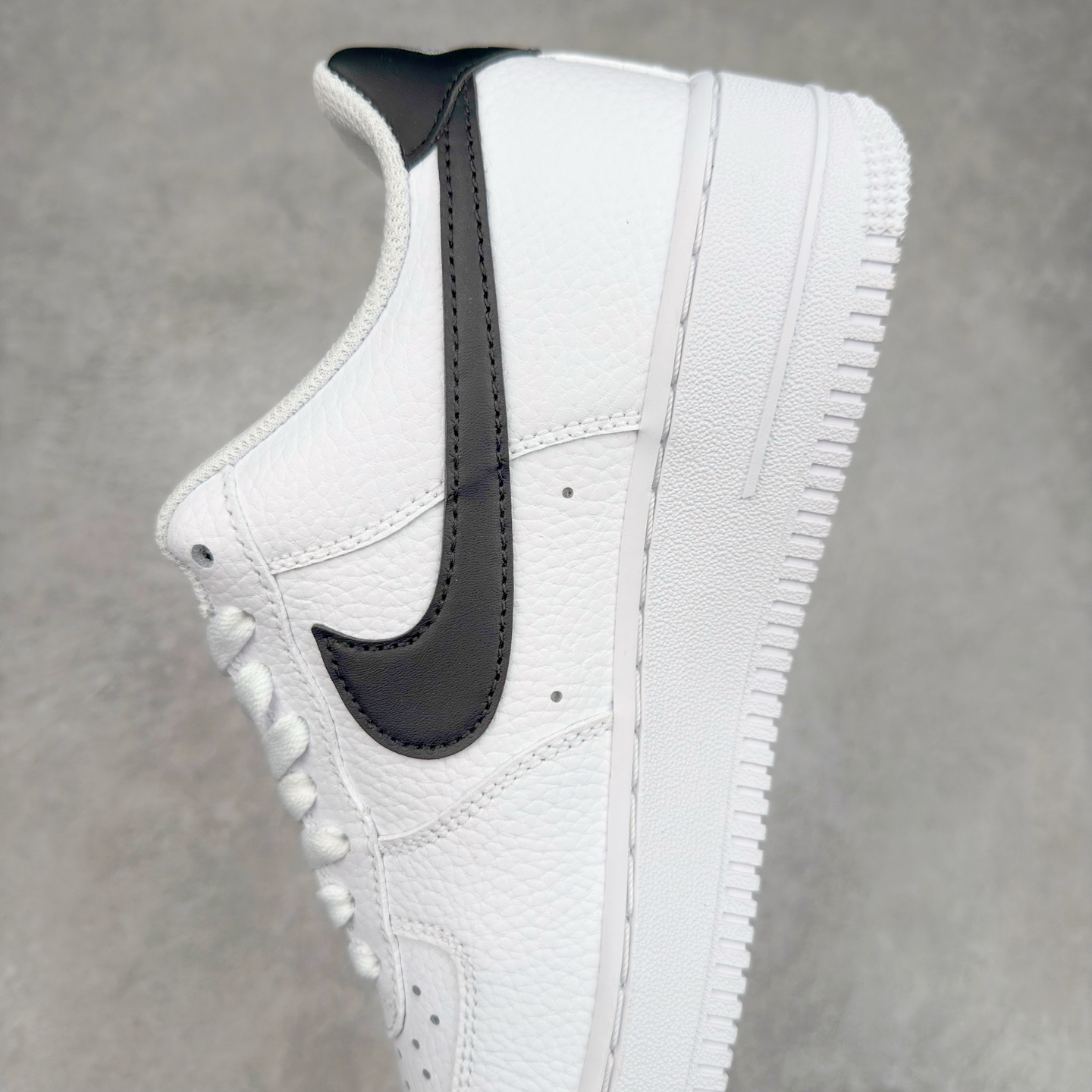 图片[7]-＃XT纯原 NK Air Force 1´07 Low 空军一号低帮百搭休闲运动板鞋 CT2302-100 顶级批次 2022全新楦头鞋型 鱼鳞大底 历时开发三个月 清洁度完美 二维码鞋标 内置芯片及solo气垫 大底高度及其弧度依照正品 钢印 logo刺绣 鞋口弧度 鞋头长度 鞋面冲孔 鞋垫背胶及钢印 完美鞋型对比正品 每一处都是细节满满 柔软、弹性十足的缓震性能和出色的中底设计 横跨复古与现代的外型结合 造就出风靡全球 三十多年的Force 1 直到今天还深受青睐 实拍调校N版已经零色差零失真 百分百还原实物色彩所见即所得 不存在货不对板色差等低级问题 选购参考实物拍摄 不混卖不参货 只用心做好货严格选品 承诺混一赔十 尺码：36 36.5 37.5 38 38.5 39 40 40.5 41 42 42.5 43 44 44.5 45-选品中心