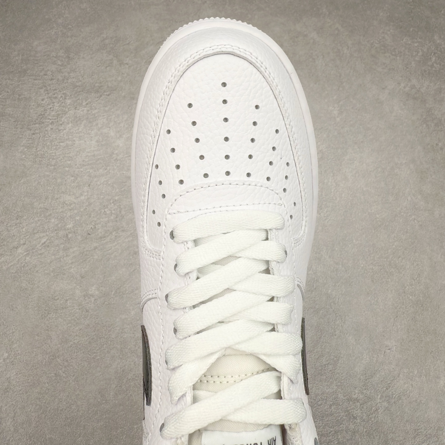 图片[4]-＃XT纯原 NK Air Force 1´07 Low 空军一号低帮百搭休闲运动板鞋 CT2302-100 顶级批次 2022全新楦头鞋型 鱼鳞大底 历时开发三个月 清洁度完美 二维码鞋标 内置芯片及solo气垫 大底高度及其弧度依照正品 钢印 logo刺绣 鞋口弧度 鞋头长度 鞋面冲孔 鞋垫背胶及钢印 完美鞋型对比正品 每一处都是细节满满 柔软、弹性十足的缓震性能和出色的中底设计 横跨复古与现代的外型结合 造就出风靡全球 三十多年的Force 1 直到今天还深受青睐 实拍调校N版已经零色差零失真 百分百还原实物色彩所见即所得 不存在货不对板色差等低级问题 选购参考实物拍摄 不混卖不参货 只用心做好货严格选品 承诺混一赔十 尺码：36 36.5 37.5 38 38.5 39 40 40.5 41 42 42.5 43 44 44.5 45-选品中心