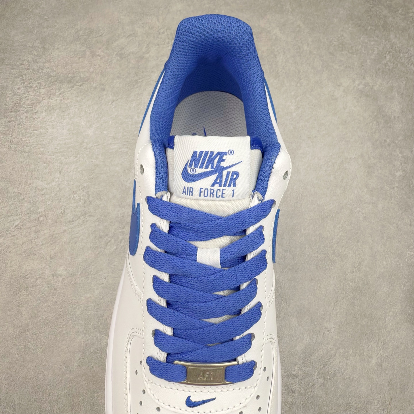 图片[5]-＃XT纯原 NK Air Force 1´07 Low 空军一号低帮百搭休闲运动板鞋 DH7561-104 顶级批次 2022全新楦头鞋型 鱼鳞大底 历时开发三个月 清洁度完美 二维码鞋标 内置芯片及solo气垫 大底高度及其弧度依照正品 钢印 logo刺绣 鞋口弧度 鞋头长度 鞋面冲孔 鞋垫背胶及钢印 完美鞋型对比正品 每一处都是细节满满 柔软、弹性十足的缓震性能和出色的中底设计 横跨复古与现代的外型结合 造就出风靡全球 三十多年的Force 1 直到今天还深受青睐 实拍调校N版已经零色差零失真 百分百还原实物色彩所见即所得 不存在货不对板色差等低级问题 选购参考实物拍摄 不混卖不参货 只用心做好货严格选品 承诺混一赔十 尺码：36 36.5 37.5 38 38.5 39 40 40.5 41 42 42.5 43 44 44.5 45-选品中心