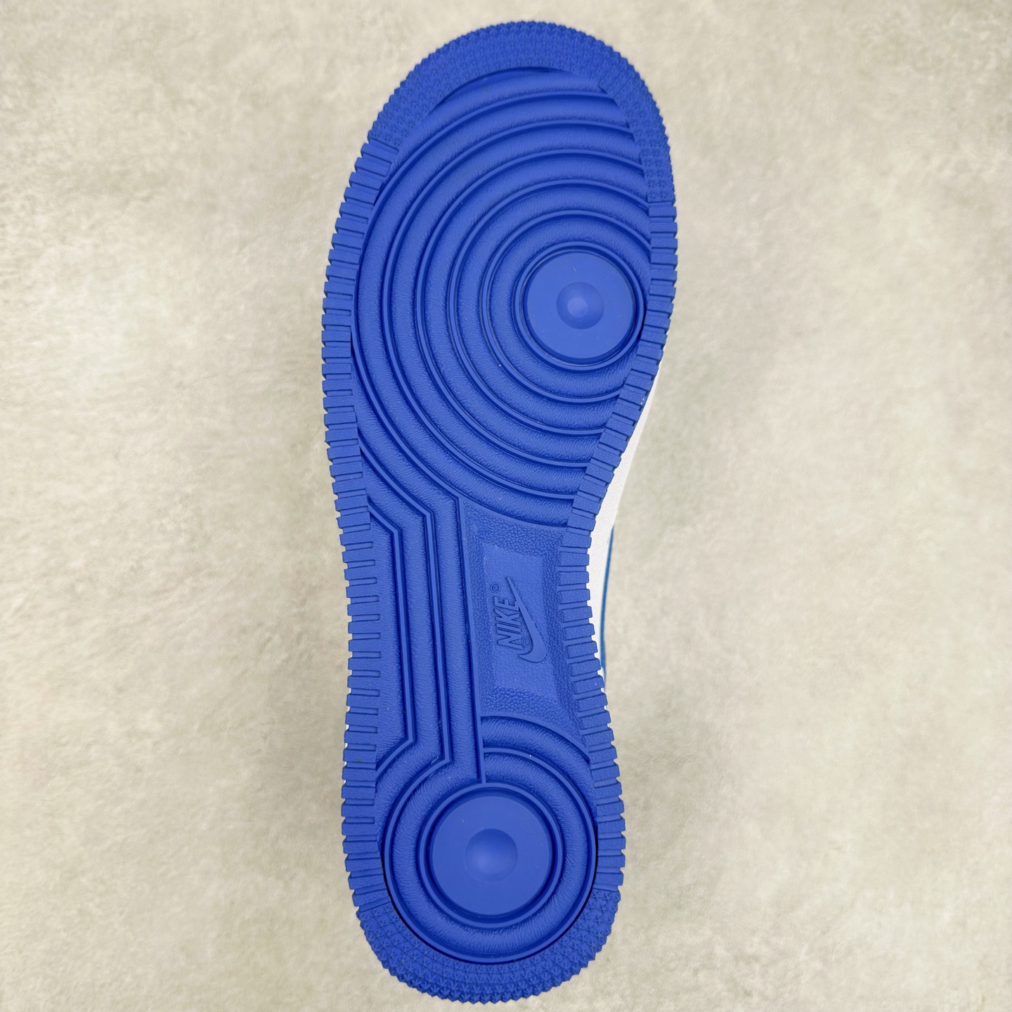 图片[9]-＃XT纯原 NK Air Force 1´07 Low 空军一号低帮百搭休闲运动板鞋 DH7561-104 顶级批次 2022全新楦头鞋型 鱼鳞大底 历时开发三个月 清洁度完美 二维码鞋标 内置芯片及solo气垫 大底高度及其弧度依照正品 钢印 logo刺绣 鞋口弧度 鞋头长度 鞋面冲孔 鞋垫背胶及钢印 完美鞋型对比正品 每一处都是细节满满 柔软、弹性十足的缓震性能和出色的中底设计 横跨复古与现代的外型结合 造就出风靡全球 三十多年的Force 1 直到今天还深受青睐 实拍调校N版已经零色差零失真 百分百还原实物色彩所见即所得 不存在货不对板色差等低级问题 选购参考实物拍摄 不混卖不参货 只用心做好货严格选品 承诺混一赔十 尺码：36 36.5 37.5 38 38.5 39 40 40.5 41 42 42.5 43 44 44.5 45-选品中心