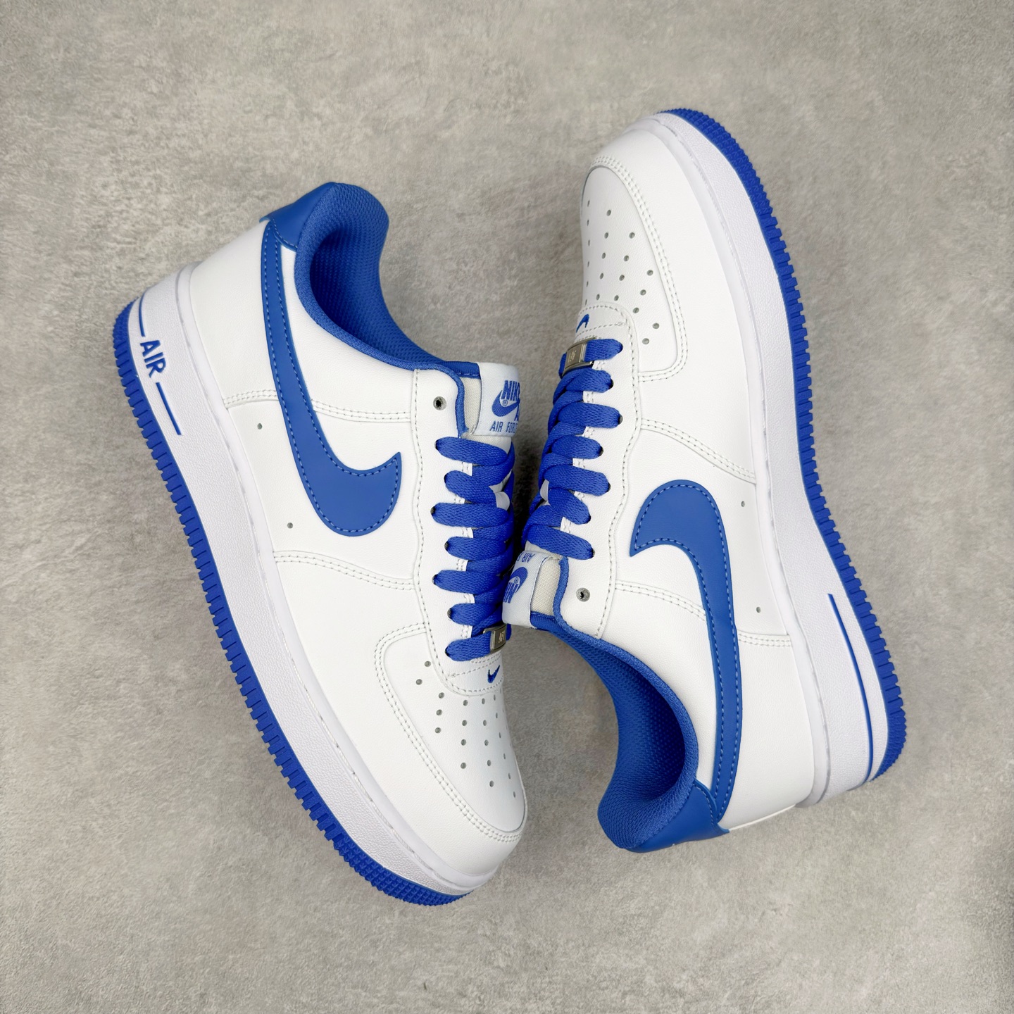 图片[3]-＃XT纯原 NK Air Force 1´07 Low 空军一号低帮百搭休闲运动板鞋 DH7561-104 顶级批次 2022全新楦头鞋型 鱼鳞大底 历时开发三个月 清洁度完美 二维码鞋标 内置芯片及solo气垫 大底高度及其弧度依照正品 钢印 logo刺绣 鞋口弧度 鞋头长度 鞋面冲孔 鞋垫背胶及钢印 完美鞋型对比正品 每一处都是细节满满 柔软、弹性十足的缓震性能和出色的中底设计 横跨复古与现代的外型结合 造就出风靡全球 三十多年的Force 1 直到今天还深受青睐 实拍调校N版已经零色差零失真 百分百还原实物色彩所见即所得 不存在货不对板色差等低级问题 选购参考实物拍摄 不混卖不参货 只用心做好货严格选品 承诺混一赔十 尺码：36 36.5 37.5 38 38.5 39 40 40.5 41 42 42.5 43 44 44.5 45-选品中心