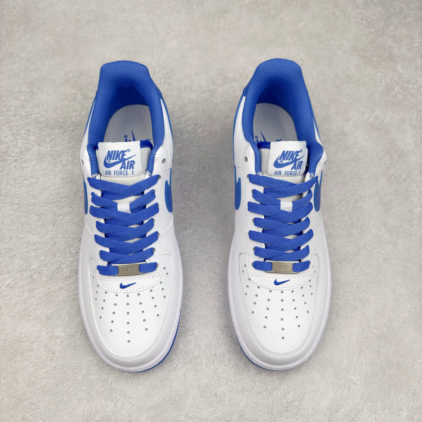 图片[2]-＃XT纯原 NK Air Force 1´07 Low 空军一号低帮百搭休闲运动板鞋 DH7561-104 顶级批次 2022全新楦头鞋型 鱼鳞大底 历时开发三个月 清洁度完美 二维码鞋标 内置芯片及solo气垫 大底高度及其弧度依照正品 钢印 logo刺绣 鞋口弧度 鞋头长度 鞋面冲孔 鞋垫背胶及钢印 完美鞋型对比正品 每一处都是细节满满 柔软、弹性十足的缓震性能和出色的中底设计 横跨复古与现代的外型结合 造就出风靡全球 三十多年的Force 1 直到今天还深受青睐 实拍调校N版已经零色差零失真 百分百还原实物色彩所见即所得 不存在货不对板色差等低级问题 选购参考实物拍摄 不混卖不参货 只用心做好货严格选品 承诺混一赔十 尺码：36 36.5 37.5 38 38.5 39 40 40.5 41 42 42.5 43 44 44.5 45-选品中心