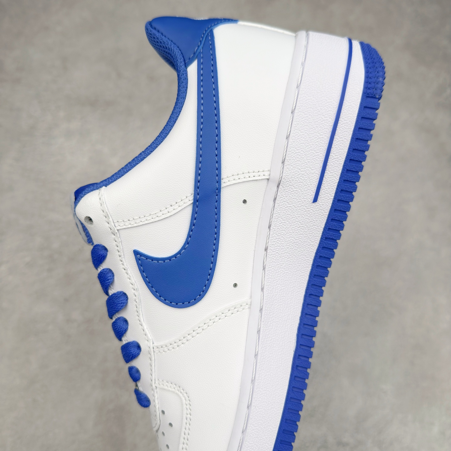 图片[7]-＃XT纯原 NK Air Force 1´07 Low 空军一号低帮百搭休闲运动板鞋 DH7561-104 顶级批次 2022全新楦头鞋型 鱼鳞大底 历时开发三个月 清洁度完美 二维码鞋标 内置芯片及solo气垫 大底高度及其弧度依照正品 钢印 logo刺绣 鞋口弧度 鞋头长度 鞋面冲孔 鞋垫背胶及钢印 完美鞋型对比正品 每一处都是细节满满 柔软、弹性十足的缓震性能和出色的中底设计 横跨复古与现代的外型结合 造就出风靡全球 三十多年的Force 1 直到今天还深受青睐 实拍调校N版已经零色差零失真 百分百还原实物色彩所见即所得 不存在货不对板色差等低级问题 选购参考实物拍摄 不混卖不参货 只用心做好货严格选品 承诺混一赔十 尺码：36 36.5 37.5 38 38.5 39 40 40.5 41 42 42.5 43 44 44.5 45-选品中心