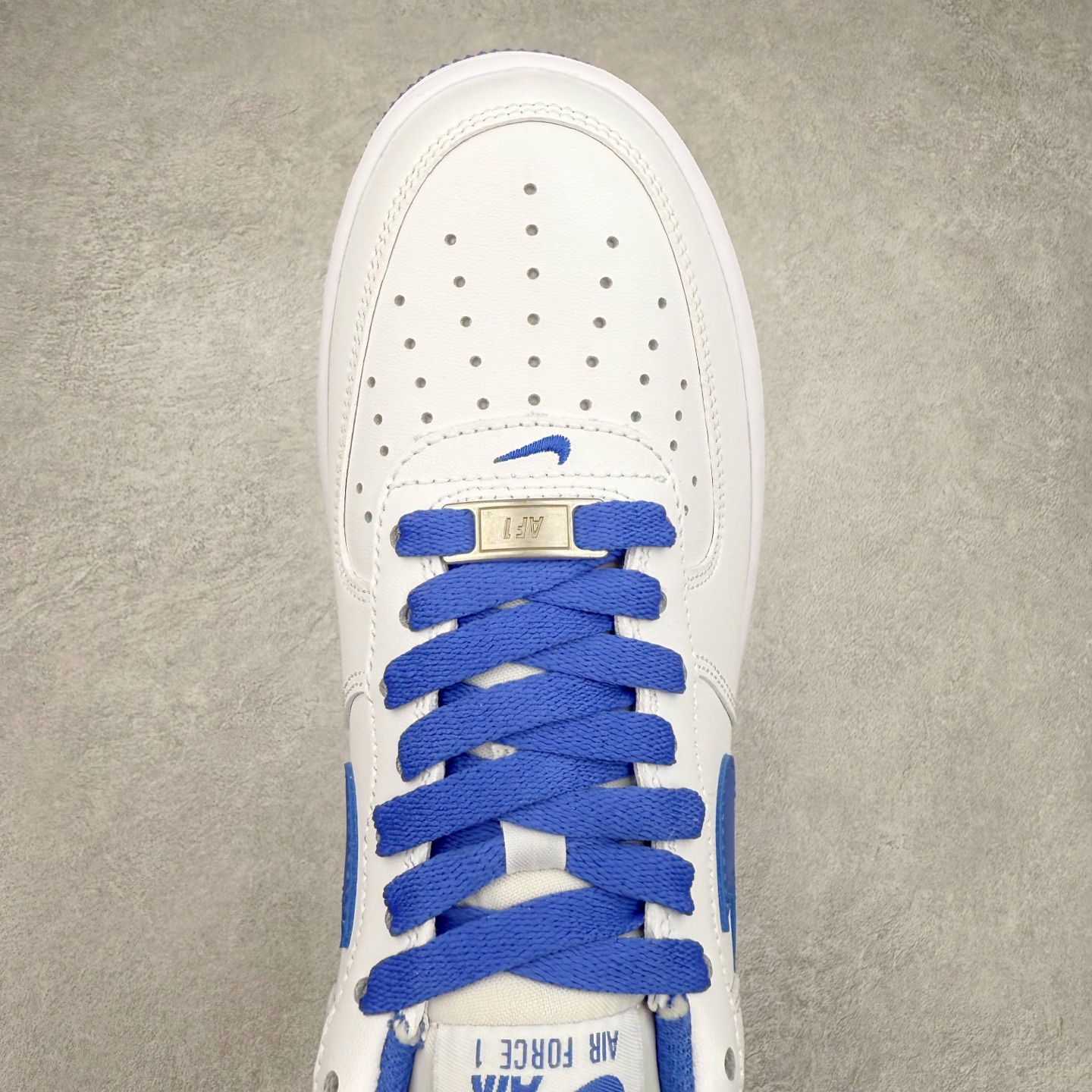 图片[4]-＃XT纯原 NK Air Force 1´07 Low 空军一号低帮百搭休闲运动板鞋 DH7561-104 顶级批次 2022全新楦头鞋型 鱼鳞大底 历时开发三个月 清洁度完美 二维码鞋标 内置芯片及solo气垫 大底高度及其弧度依照正品 钢印 logo刺绣 鞋口弧度 鞋头长度 鞋面冲孔 鞋垫背胶及钢印 完美鞋型对比正品 每一处都是细节满满 柔软、弹性十足的缓震性能和出色的中底设计 横跨复古与现代的外型结合 造就出风靡全球 三十多年的Force 1 直到今天还深受青睐 实拍调校N版已经零色差零失真 百分百还原实物色彩所见即所得 不存在货不对板色差等低级问题 选购参考实物拍摄 不混卖不参货 只用心做好货严格选品 承诺混一赔十 尺码：36 36.5 37.5 38 38.5 39 40 40.5 41 42 42.5 43 44 44.5 45-选品中心