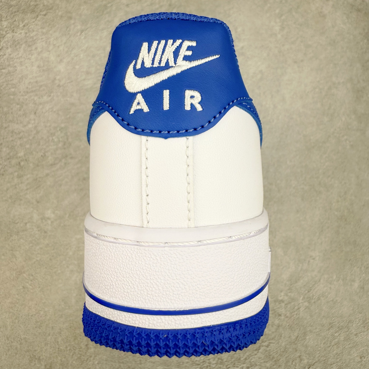 图片[8]-＃XT纯原 NK Air Force 1´07 Low 空军一号低帮百搭休闲运动板鞋 DH7561-104 顶级批次 2022全新楦头鞋型 鱼鳞大底 历时开发三个月 清洁度完美 二维码鞋标 内置芯片及solo气垫 大底高度及其弧度依照正品 钢印 logo刺绣 鞋口弧度 鞋头长度 鞋面冲孔 鞋垫背胶及钢印 完美鞋型对比正品 每一处都是细节满满 柔软、弹性十足的缓震性能和出色的中底设计 横跨复古与现代的外型结合 造就出风靡全球 三十多年的Force 1 直到今天还深受青睐 实拍调校N版已经零色差零失真 百分百还原实物色彩所见即所得 不存在货不对板色差等低级问题 选购参考实物拍摄 不混卖不参货 只用心做好货严格选品 承诺混一赔十 尺码：36 36.5 37.5 38 38.5 39 40 40.5 41 42 42.5 43 44 44.5 45-选品中心