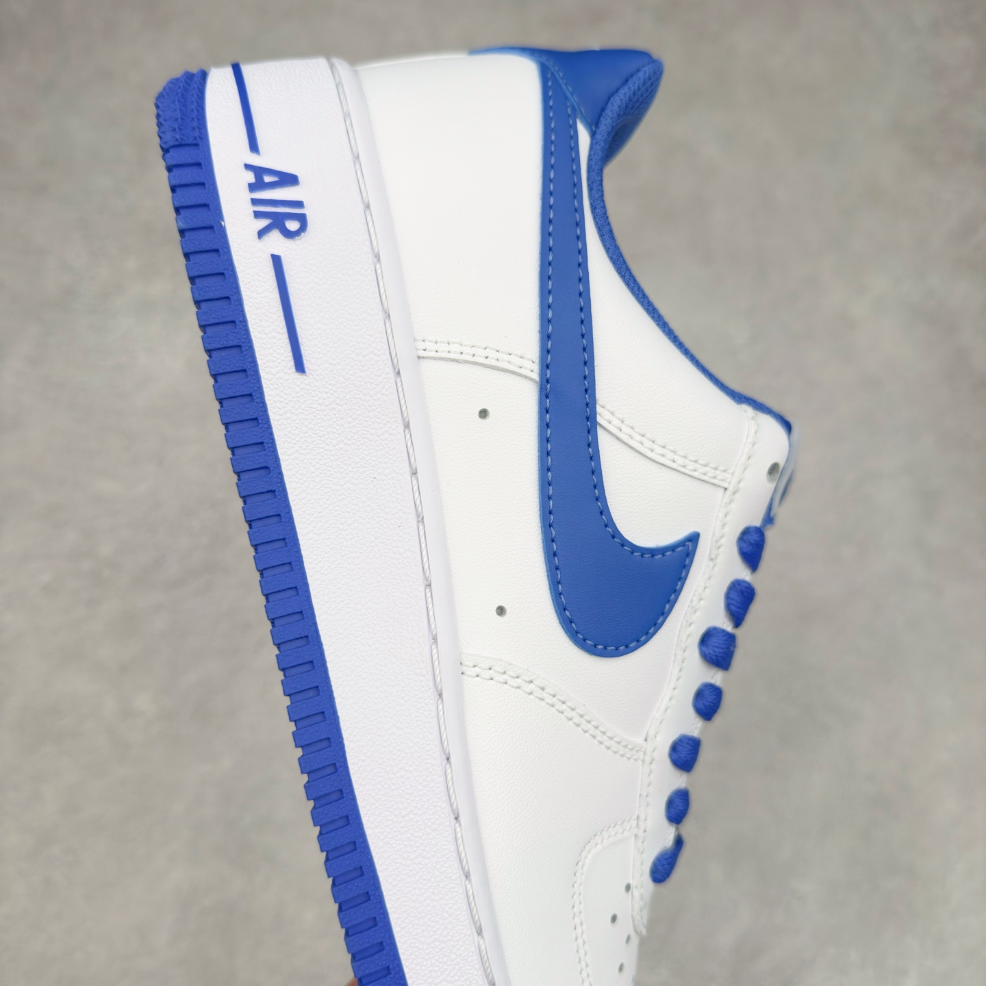 图片[6]-＃XT纯原 NK Air Force 1´07 Low 空军一号低帮百搭休闲运动板鞋 DH7561-104 顶级批次 2022全新楦头鞋型 鱼鳞大底 历时开发三个月 清洁度完美 二维码鞋标 内置芯片及solo气垫 大底高度及其弧度依照正品 钢印 logo刺绣 鞋口弧度 鞋头长度 鞋面冲孔 鞋垫背胶及钢印 完美鞋型对比正品 每一处都是细节满满 柔软、弹性十足的缓震性能和出色的中底设计 横跨复古与现代的外型结合 造就出风靡全球 三十多年的Force 1 直到今天还深受青睐 实拍调校N版已经零色差零失真 百分百还原实物色彩所见即所得 不存在货不对板色差等低级问题 选购参考实物拍摄 不混卖不参货 只用心做好货严格选品 承诺混一赔十 尺码：36 36.5 37.5 38 38.5 39 40 40.5 41 42 42.5 43 44 44.5 45-选品中心