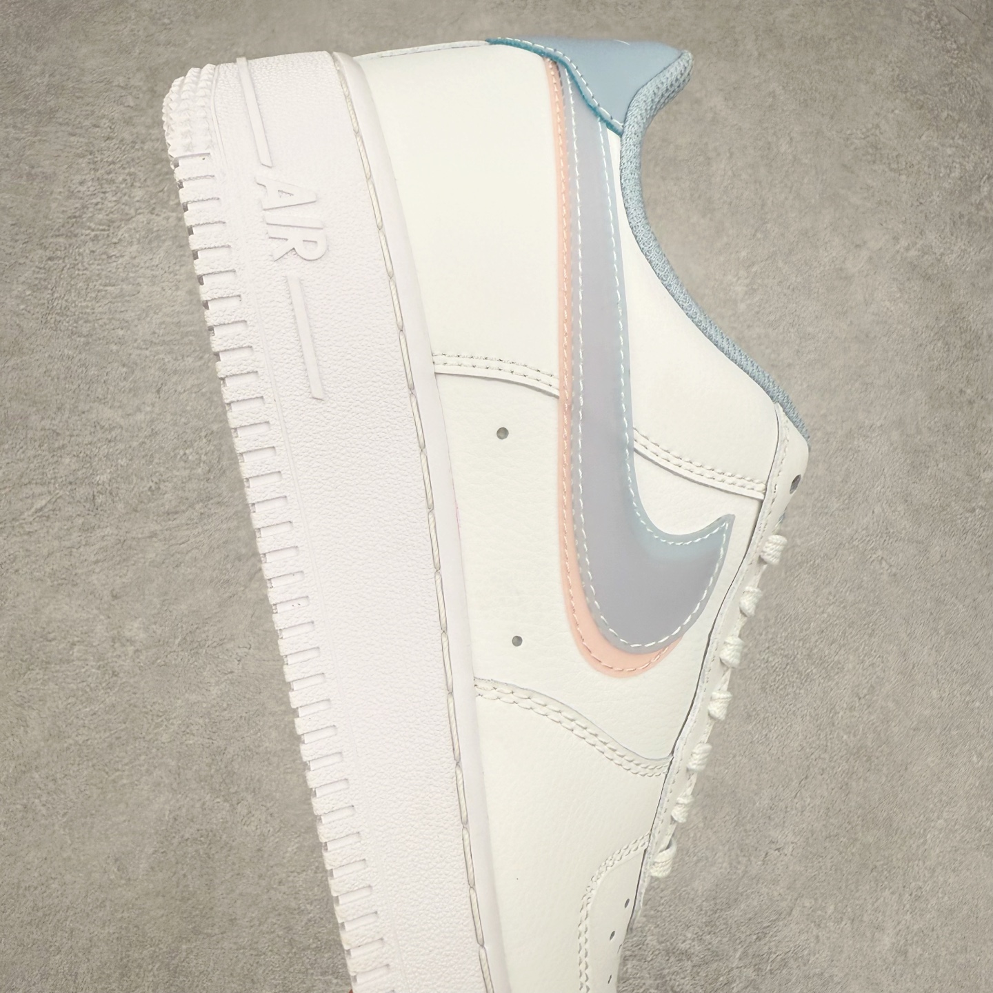 图片[6]-＃XT纯原 NK Air Force 1´07 Low 空军一号低帮百搭休闲运动板鞋 CW1574-100 顶级批次 2022全新楦头鞋型 鱼鳞大底 历时开发三个月 清洁度完美 二维码鞋标 内置芯片及solo气垫 大底高度及其弧度依照正品 钢印 logo刺绣 鞋口弧度 鞋头长度 鞋面冲孔 鞋垫背胶及钢印 完美鞋型对比正品 每一处都是细节满满 柔软、弹性十足的缓震性能和出色的中底设计 横跨复古与现代的外型结合 造就出风靡全球 三十多年的Force 1 直到今天还深受青睐 实拍调校N版已经零色差零失真 百分百还原实物色彩所见即所得 不存在货不对板色差等低级问题 选购参考实物拍摄 不混卖不参货 只用心做好货严格选品 承诺混一赔十 尺码：36 36.5 37.5 38 38.5 39 40 40.5 41 42 42.5 43 44 44.5 45-选品中心