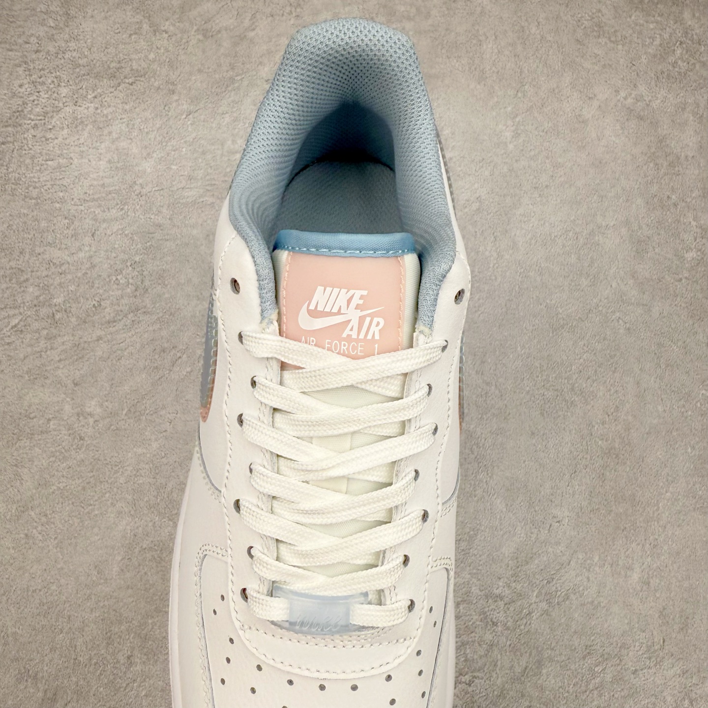 图片[5]-＃XT纯原 NK Air Force 1´07 Low 空军一号低帮百搭休闲运动板鞋 CW1574-100 顶级批次 2022全新楦头鞋型 鱼鳞大底 历时开发三个月 清洁度完美 二维码鞋标 内置芯片及solo气垫 大底高度及其弧度依照正品 钢印 logo刺绣 鞋口弧度 鞋头长度 鞋面冲孔 鞋垫背胶及钢印 完美鞋型对比正品 每一处都是细节满满 柔软、弹性十足的缓震性能和出色的中底设计 横跨复古与现代的外型结合 造就出风靡全球 三十多年的Force 1 直到今天还深受青睐 实拍调校N版已经零色差零失真 百分百还原实物色彩所见即所得 不存在货不对板色差等低级问题 选购参考实物拍摄 不混卖不参货 只用心做好货严格选品 承诺混一赔十 尺码：36 36.5 37.5 38 38.5 39 40 40.5 41 42 42.5 43 44 44.5 45-选品中心