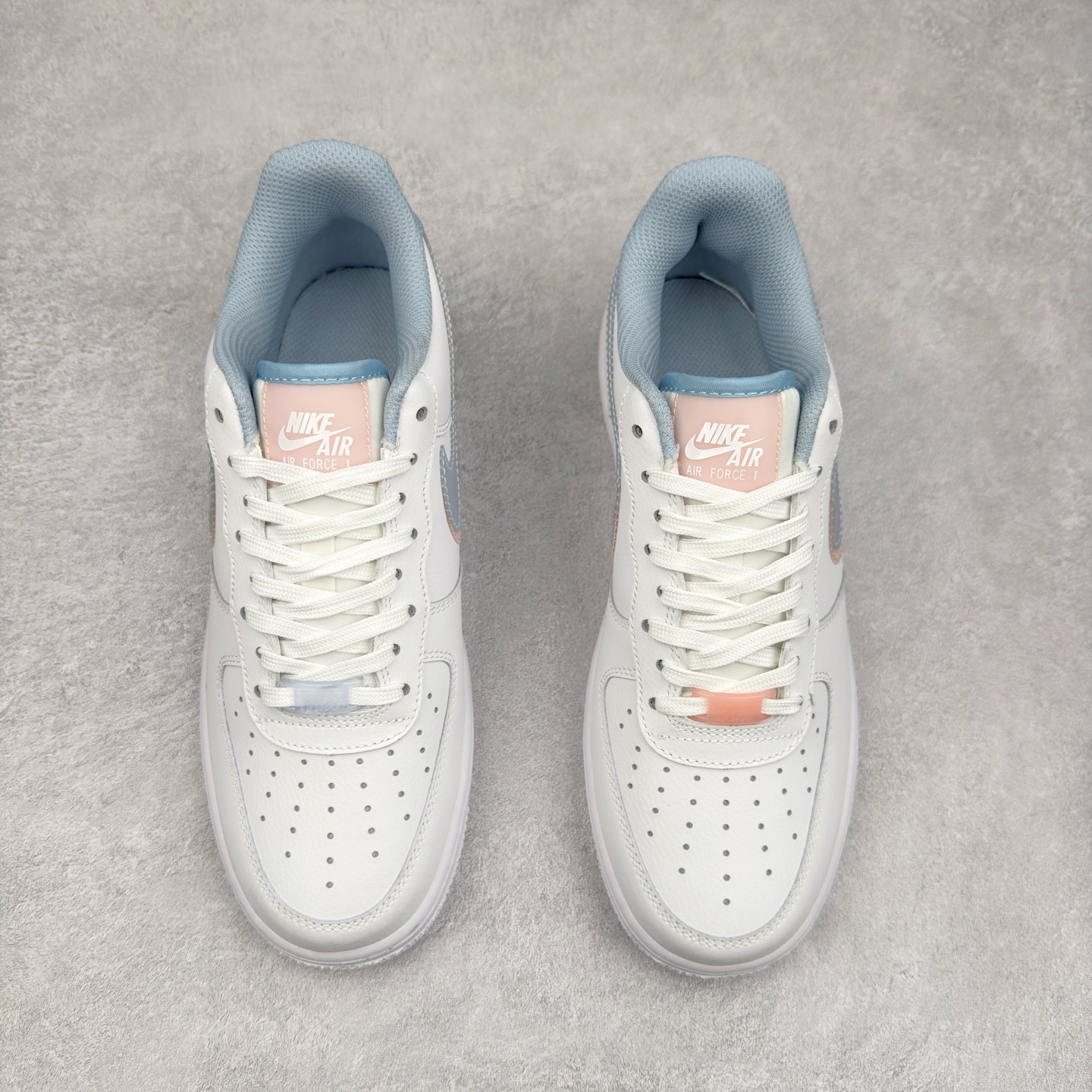 图片[2]-＃XT纯原 NK Air Force 1´07 Low 空军一号低帮百搭休闲运动板鞋 CW1574-100 顶级批次 2022全新楦头鞋型 鱼鳞大底 历时开发三个月 清洁度完美 二维码鞋标 内置芯片及solo气垫 大底高度及其弧度依照正品 钢印 logo刺绣 鞋口弧度 鞋头长度 鞋面冲孔 鞋垫背胶及钢印 完美鞋型对比正品 每一处都是细节满满 柔软、弹性十足的缓震性能和出色的中底设计 横跨复古与现代的外型结合 造就出风靡全球 三十多年的Force 1 直到今天还深受青睐 实拍调校N版已经零色差零失真 百分百还原实物色彩所见即所得 不存在货不对板色差等低级问题 选购参考实物拍摄 不混卖不参货 只用心做好货严格选品 承诺混一赔十 尺码：36 36.5 37.5 38 38.5 39 40 40.5 41 42 42.5 43 44 44.5 45-选品中心