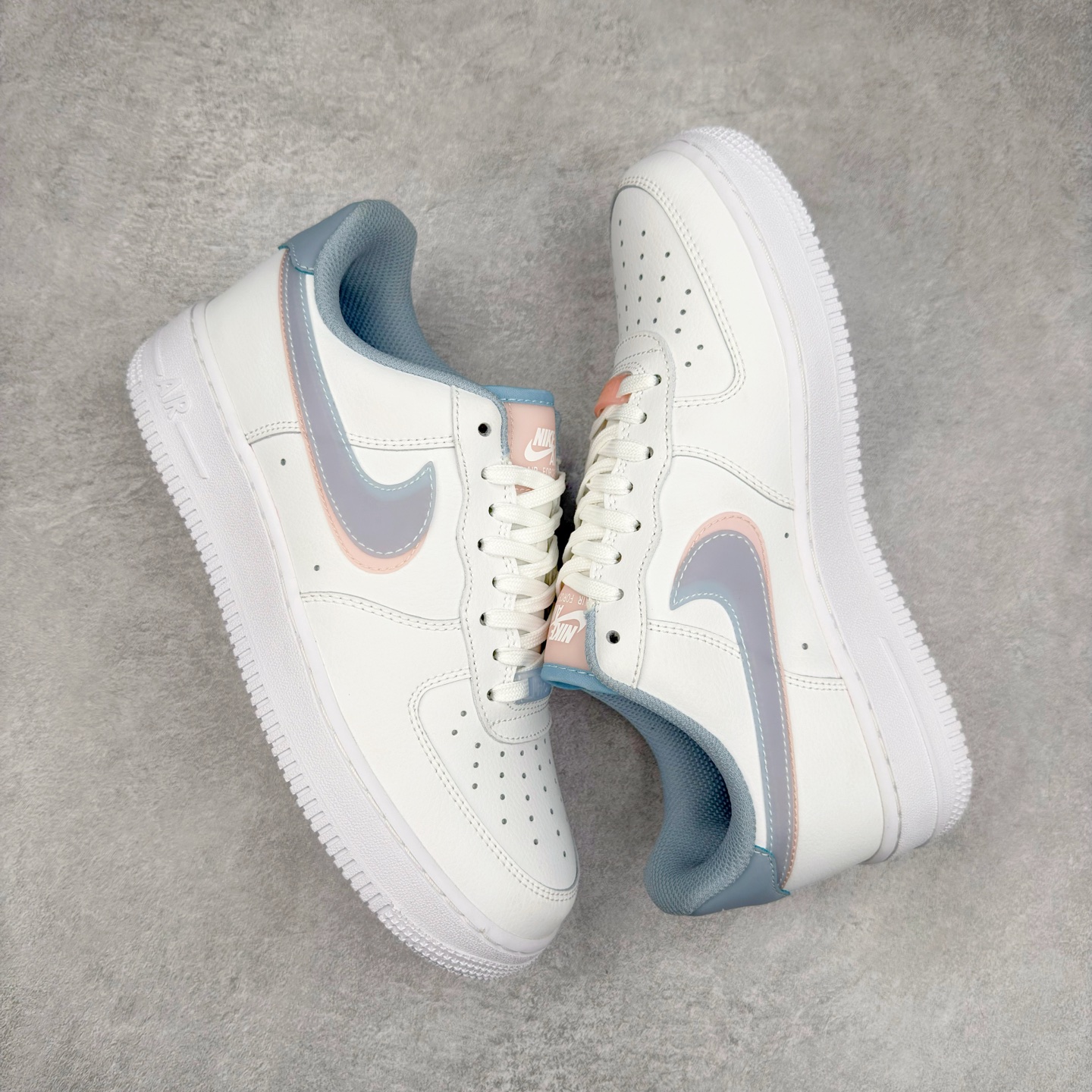 图片[3]-＃XT纯原 NK Air Force 1´07 Low 空军一号低帮百搭休闲运动板鞋 CW1574-100 顶级批次 2022全新楦头鞋型 鱼鳞大底 历时开发三个月 清洁度完美 二维码鞋标 内置芯片及solo气垫 大底高度及其弧度依照正品 钢印 logo刺绣 鞋口弧度 鞋头长度 鞋面冲孔 鞋垫背胶及钢印 完美鞋型对比正品 每一处都是细节满满 柔软、弹性十足的缓震性能和出色的中底设计 横跨复古与现代的外型结合 造就出风靡全球 三十多年的Force 1 直到今天还深受青睐 实拍调校N版已经零色差零失真 百分百还原实物色彩所见即所得 不存在货不对板色差等低级问题 选购参考实物拍摄 不混卖不参货 只用心做好货严格选品 承诺混一赔十 尺码：36 36.5 37.5 38 38.5 39 40 40.5 41 42 42.5 43 44 44.5 45-选品中心