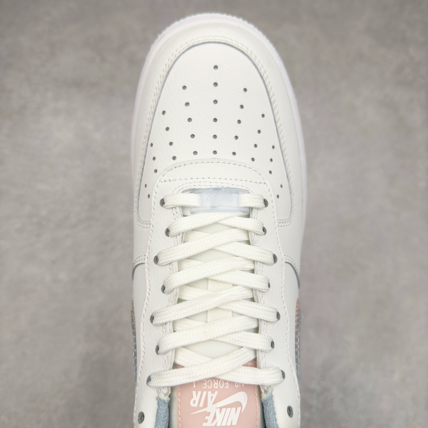 图片[4]-＃XT纯原 NK Air Force 1´07 Low 空军一号低帮百搭休闲运动板鞋 CW1574-100 顶级批次 2022全新楦头鞋型 鱼鳞大底 历时开发三个月 清洁度完美 二维码鞋标 内置芯片及solo气垫 大底高度及其弧度依照正品 钢印 logo刺绣 鞋口弧度 鞋头长度 鞋面冲孔 鞋垫背胶及钢印 完美鞋型对比正品 每一处都是细节满满 柔软、弹性十足的缓震性能和出色的中底设计 横跨复古与现代的外型结合 造就出风靡全球 三十多年的Force 1 直到今天还深受青睐 实拍调校N版已经零色差零失真 百分百还原实物色彩所见即所得 不存在货不对板色差等低级问题 选购参考实物拍摄 不混卖不参货 只用心做好货严格选品 承诺混一赔十 尺码：36 36.5 37.5 38 38.5 39 40 40.5 41 42 42.5 43 44 44.5 45-选品中心