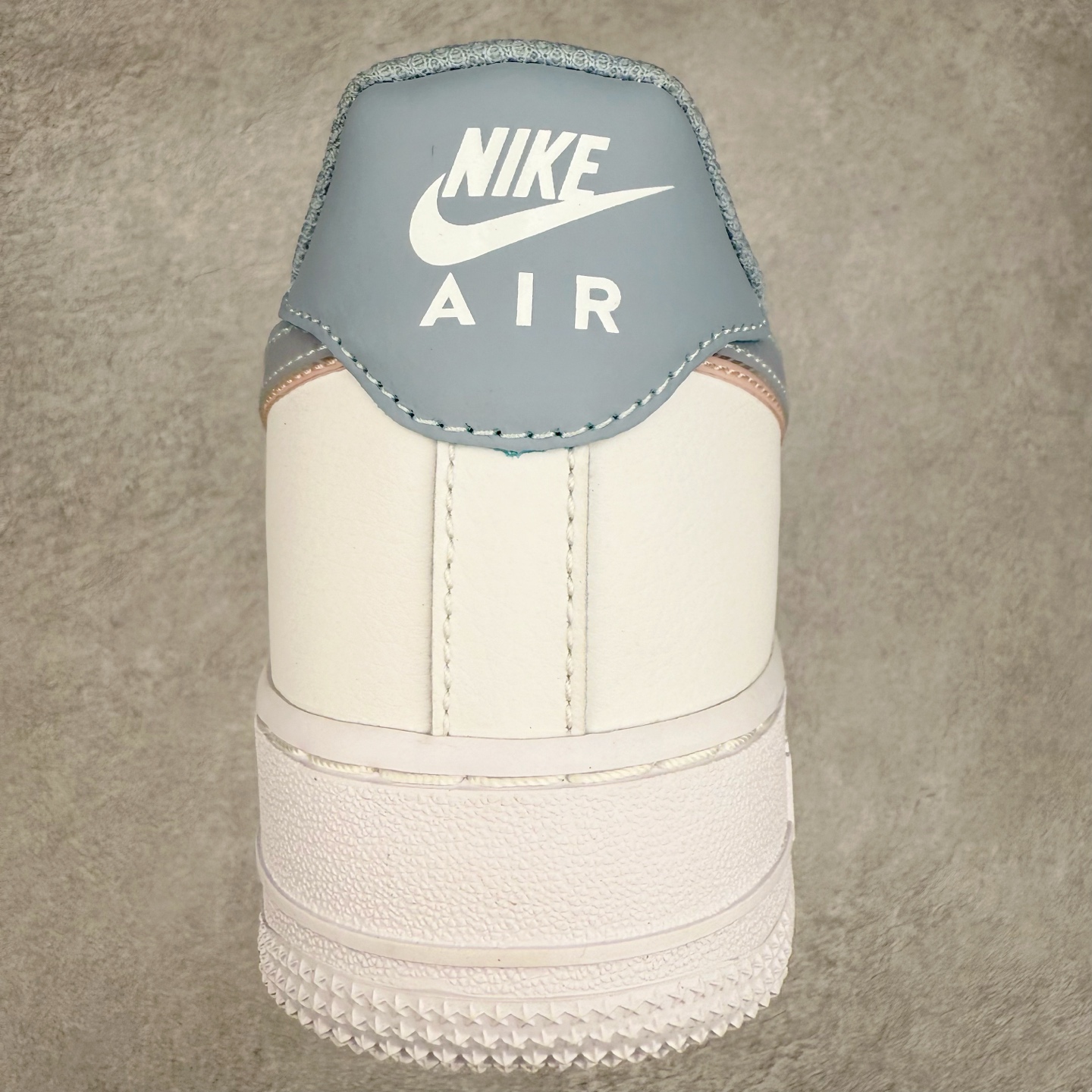 图片[8]-＃XT纯原 NK Air Force 1´07 Low 空军一号低帮百搭休闲运动板鞋 CW1574-100 顶级批次 2022全新楦头鞋型 鱼鳞大底 历时开发三个月 清洁度完美 二维码鞋标 内置芯片及solo气垫 大底高度及其弧度依照正品 钢印 logo刺绣 鞋口弧度 鞋头长度 鞋面冲孔 鞋垫背胶及钢印 完美鞋型对比正品 每一处都是细节满满 柔软、弹性十足的缓震性能和出色的中底设计 横跨复古与现代的外型结合 造就出风靡全球 三十多年的Force 1 直到今天还深受青睐 实拍调校N版已经零色差零失真 百分百还原实物色彩所见即所得 不存在货不对板色差等低级问题 选购参考实物拍摄 不混卖不参货 只用心做好货严格选品 承诺混一赔十 尺码：36 36.5 37.5 38 38.5 39 40 40.5 41 42 42.5 43 44 44.5 45-选品中心