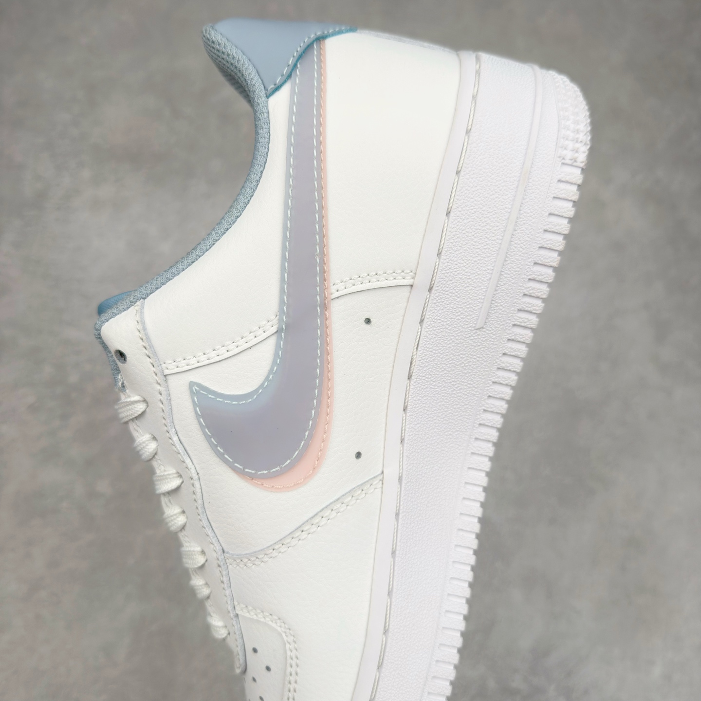 图片[7]-＃XT纯原 NK Air Force 1´07 Low 空军一号低帮百搭休闲运动板鞋 CW1574-100 顶级批次 2022全新楦头鞋型 鱼鳞大底 历时开发三个月 清洁度完美 二维码鞋标 内置芯片及solo气垫 大底高度及其弧度依照正品 钢印 logo刺绣 鞋口弧度 鞋头长度 鞋面冲孔 鞋垫背胶及钢印 完美鞋型对比正品 每一处都是细节满满 柔软、弹性十足的缓震性能和出色的中底设计 横跨复古与现代的外型结合 造就出风靡全球 三十多年的Force 1 直到今天还深受青睐 实拍调校N版已经零色差零失真 百分百还原实物色彩所见即所得 不存在货不对板色差等低级问题 选购参考实物拍摄 不混卖不参货 只用心做好货严格选品 承诺混一赔十 尺码：36 36.5 37.5 38 38.5 39 40 40.5 41 42 42.5 43 44 44.5 45-选品中心