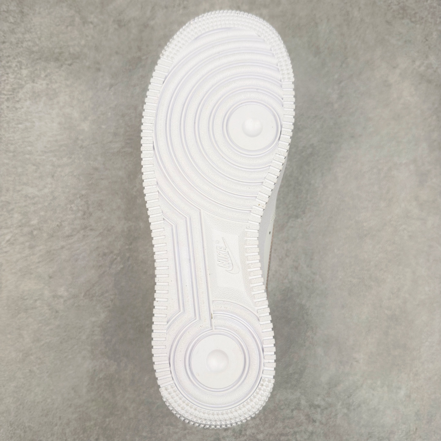 图片[9]-＃XT纯原 NK Air Force 1´07 Low 空军一号低帮百搭休闲运动板鞋 CW1574-100 顶级批次 2022全新楦头鞋型 鱼鳞大底 历时开发三个月 清洁度完美 二维码鞋标 内置芯片及solo气垫 大底高度及其弧度依照正品 钢印 logo刺绣 鞋口弧度 鞋头长度 鞋面冲孔 鞋垫背胶及钢印 完美鞋型对比正品 每一处都是细节满满 柔软、弹性十足的缓震性能和出色的中底设计 横跨复古与现代的外型结合 造就出风靡全球 三十多年的Force 1 直到今天还深受青睐 实拍调校N版已经零色差零失真 百分百还原实物色彩所见即所得 不存在货不对板色差等低级问题 选购参考实物拍摄 不混卖不参货 只用心做好货严格选品 承诺混一赔十 尺码：36 36.5 37.5 38 38.5 39 40 40.5 41 42 42.5 43 44 44.5 45-选品中心