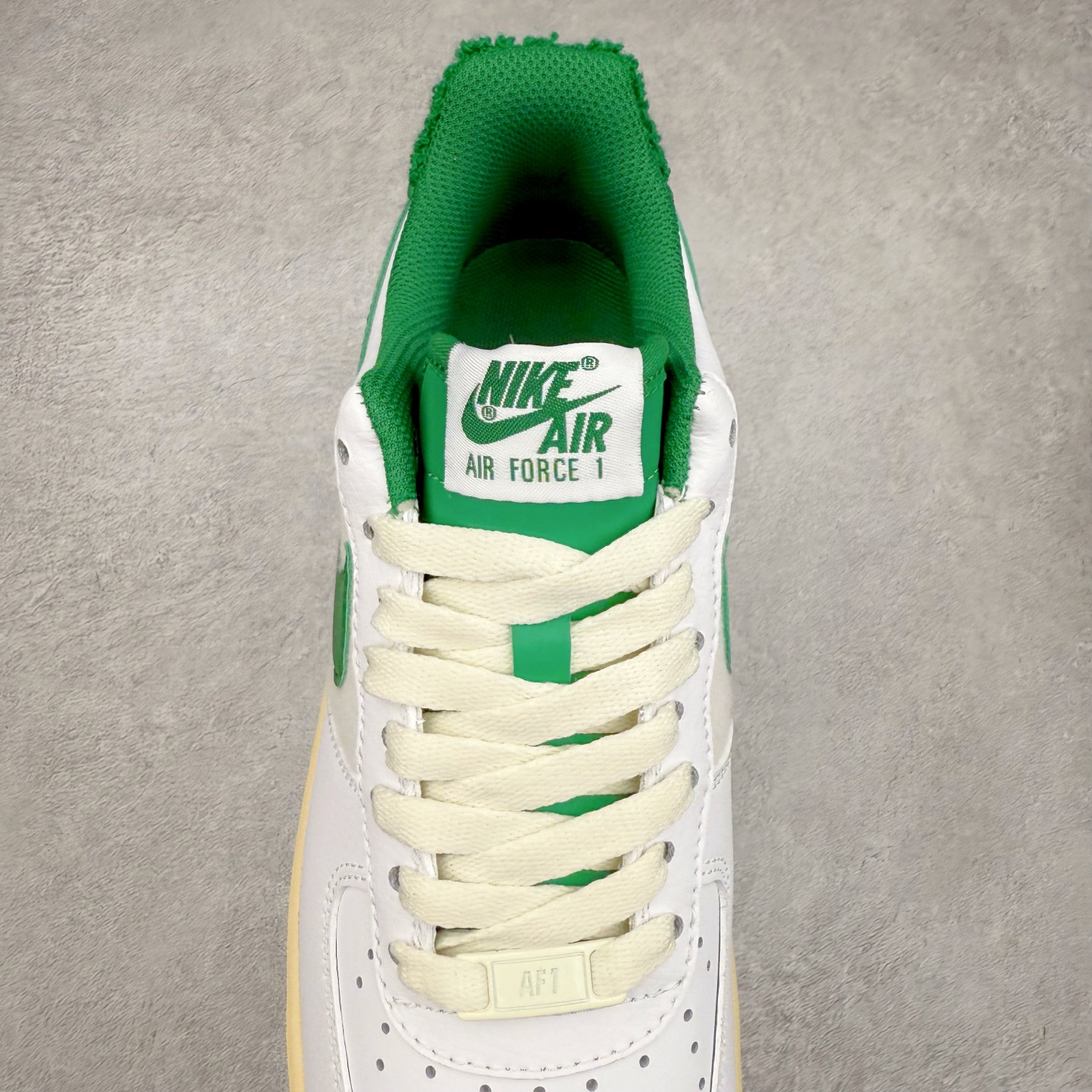 图片[5]-＃XT纯原 NK Air Force 1´07 Low 空军一号低帮百搭休闲运动板鞋 DO5220-131 顶级批次 2022全新楦头鞋型 鱼鳞大底 历时开发三个月 清洁度完美 二维码鞋标 内置芯片及solo气垫 大底高度及其弧度依照正品 钢印 logo刺绣 鞋口弧度 鞋头长度 鞋面冲孔 鞋垫背胶及钢印 完美鞋型对比正品 每一处都是细节满满 柔软、弹性十足的缓震性能和出色的中底设计 横跨复古与现代的外型结合 造就出风靡全球 三十多年的Force 1 直到今天还深受青睐 实拍调校N版已经零色差零失真 百分百还原实物色彩所见即所得 不存在货不对板色差等低级问题 选购参考实物拍摄 不混卖不参货 只用心做好货严格选品 承诺混一赔十 尺码：36 36.5 37.5 38 38.5 39 40 40.5 41 42 42.5 43 44 44.5 45-选品中心