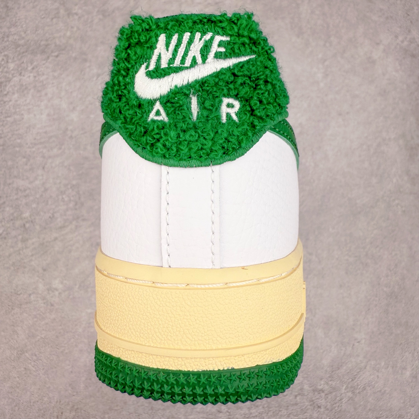 图片[8]-＃XT纯原 NK Air Force 1´07 Low 空军一号低帮百搭休闲运动板鞋 DO5220-131 顶级批次 2022全新楦头鞋型 鱼鳞大底 历时开发三个月 清洁度完美 二维码鞋标 内置芯片及solo气垫 大底高度及其弧度依照正品 钢印 logo刺绣 鞋口弧度 鞋头长度 鞋面冲孔 鞋垫背胶及钢印 完美鞋型对比正品 每一处都是细节满满 柔软、弹性十足的缓震性能和出色的中底设计 横跨复古与现代的外型结合 造就出风靡全球 三十多年的Force 1 直到今天还深受青睐 实拍调校N版已经零色差零失真 百分百还原实物色彩所见即所得 不存在货不对板色差等低级问题 选购参考实物拍摄 不混卖不参货 只用心做好货严格选品 承诺混一赔十 尺码：36 36.5 37.5 38 38.5 39 40 40.5 41 42 42.5 43 44 44.5 45-选品中心