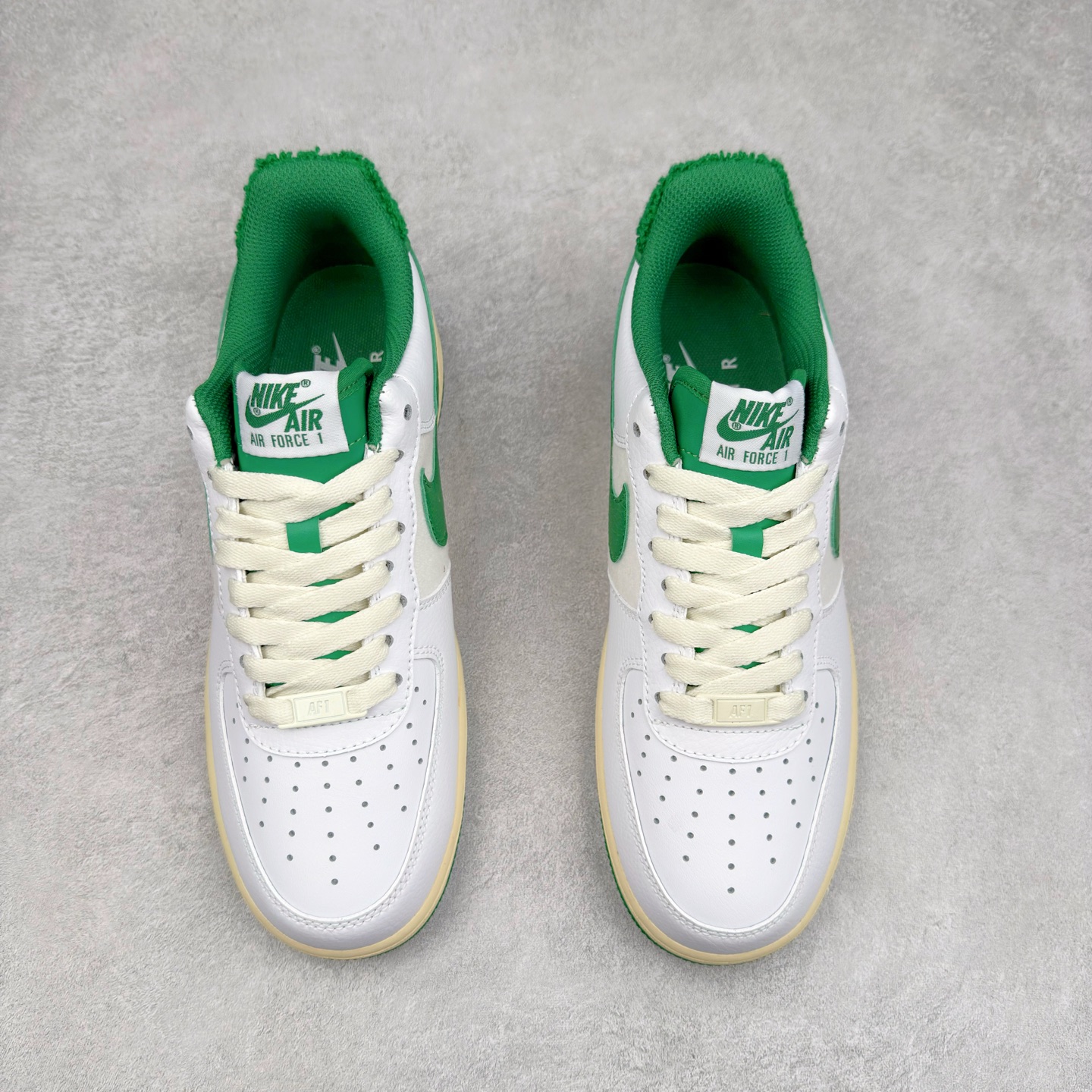 图片[2]-＃XT纯原 NK Air Force 1´07 Low 空军一号低帮百搭休闲运动板鞋 DO5220-131 顶级批次 2022全新楦头鞋型 鱼鳞大底 历时开发三个月 清洁度完美 二维码鞋标 内置芯片及solo气垫 大底高度及其弧度依照正品 钢印 logo刺绣 鞋口弧度 鞋头长度 鞋面冲孔 鞋垫背胶及钢印 完美鞋型对比正品 每一处都是细节满满 柔软、弹性十足的缓震性能和出色的中底设计 横跨复古与现代的外型结合 造就出风靡全球 三十多年的Force 1 直到今天还深受青睐 实拍调校N版已经零色差零失真 百分百还原实物色彩所见即所得 不存在货不对板色差等低级问题 选购参考实物拍摄 不混卖不参货 只用心做好货严格选品 承诺混一赔十 尺码：36 36.5 37.5 38 38.5 39 40 40.5 41 42 42.5 43 44 44.5 45-选品中心