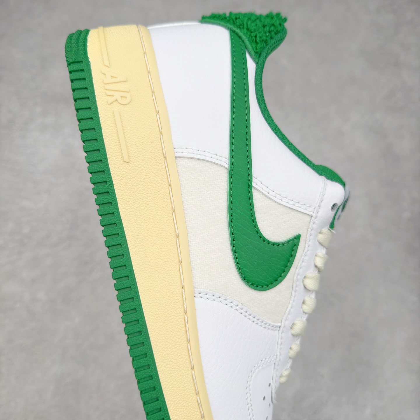 图片[6]-＃XT纯原 NK Air Force 1´07 Low 空军一号低帮百搭休闲运动板鞋 DO5220-131 顶级批次 2022全新楦头鞋型 鱼鳞大底 历时开发三个月 清洁度完美 二维码鞋标 内置芯片及solo气垫 大底高度及其弧度依照正品 钢印 logo刺绣 鞋口弧度 鞋头长度 鞋面冲孔 鞋垫背胶及钢印 完美鞋型对比正品 每一处都是细节满满 柔软、弹性十足的缓震性能和出色的中底设计 横跨复古与现代的外型结合 造就出风靡全球 三十多年的Force 1 直到今天还深受青睐 实拍调校N版已经零色差零失真 百分百还原实物色彩所见即所得 不存在货不对板色差等低级问题 选购参考实物拍摄 不混卖不参货 只用心做好货严格选品 承诺混一赔十 尺码：36 36.5 37.5 38 38.5 39 40 40.5 41 42 42.5 43 44 44.5 45-选品中心