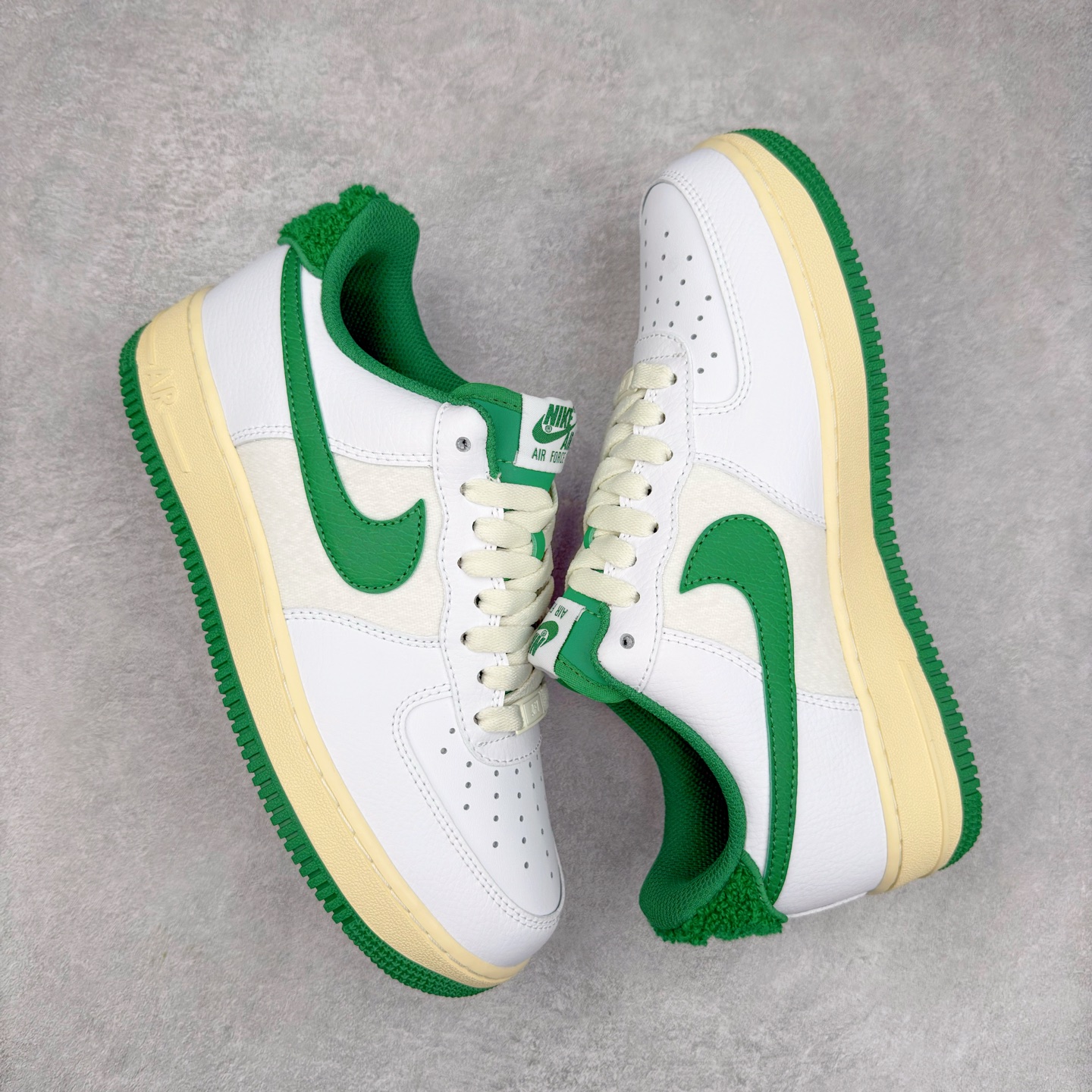 图片[3]-＃XT纯原 NK Air Force 1´07 Low 空军一号低帮百搭休闲运动板鞋 DO5220-131 顶级批次 2022全新楦头鞋型 鱼鳞大底 历时开发三个月 清洁度完美 二维码鞋标 内置芯片及solo气垫 大底高度及其弧度依照正品 钢印 logo刺绣 鞋口弧度 鞋头长度 鞋面冲孔 鞋垫背胶及钢印 完美鞋型对比正品 每一处都是细节满满 柔软、弹性十足的缓震性能和出色的中底设计 横跨复古与现代的外型结合 造就出风靡全球 三十多年的Force 1 直到今天还深受青睐 实拍调校N版已经零色差零失真 百分百还原实物色彩所见即所得 不存在货不对板色差等低级问题 选购参考实物拍摄 不混卖不参货 只用心做好货严格选品 承诺混一赔十 尺码：36 36.5 37.5 38 38.5 39 40 40.5 41 42 42.5 43 44 44.5 45-选品中心