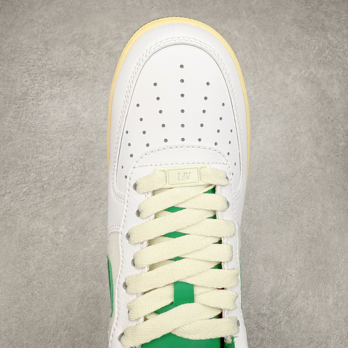 图片[4]-＃XT纯原 NK Air Force 1´07 Low 空军一号低帮百搭休闲运动板鞋 DO5220-131 顶级批次 2022全新楦头鞋型 鱼鳞大底 历时开发三个月 清洁度完美 二维码鞋标 内置芯片及solo气垫 大底高度及其弧度依照正品 钢印 logo刺绣 鞋口弧度 鞋头长度 鞋面冲孔 鞋垫背胶及钢印 完美鞋型对比正品 每一处都是细节满满 柔软、弹性十足的缓震性能和出色的中底设计 横跨复古与现代的外型结合 造就出风靡全球 三十多年的Force 1 直到今天还深受青睐 实拍调校N版已经零色差零失真 百分百还原实物色彩所见即所得 不存在货不对板色差等低级问题 选购参考实物拍摄 不混卖不参货 只用心做好货严格选品 承诺混一赔十 尺码：36 36.5 37.5 38 38.5 39 40 40.5 41 42 42.5 43 44 44.5 45-选品中心