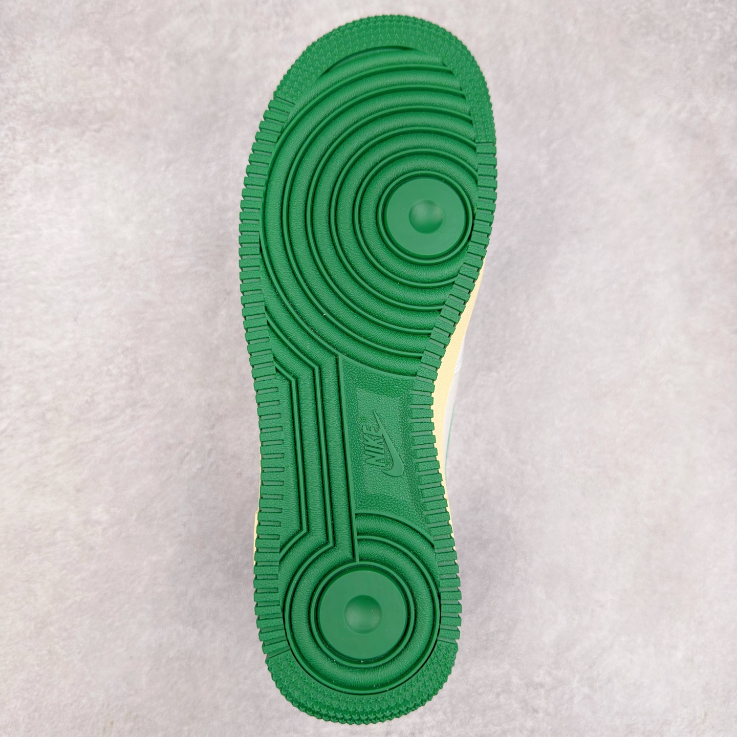 图片[9]-＃XT纯原 NK Air Force 1´07 Low 空军一号低帮百搭休闲运动板鞋 DO5220-131 顶级批次 2022全新楦头鞋型 鱼鳞大底 历时开发三个月 清洁度完美 二维码鞋标 内置芯片及solo气垫 大底高度及其弧度依照正品 钢印 logo刺绣 鞋口弧度 鞋头长度 鞋面冲孔 鞋垫背胶及钢印 完美鞋型对比正品 每一处都是细节满满 柔软、弹性十足的缓震性能和出色的中底设计 横跨复古与现代的外型结合 造就出风靡全球 三十多年的Force 1 直到今天还深受青睐 实拍调校N版已经零色差零失真 百分百还原实物色彩所见即所得 不存在货不对板色差等低级问题 选购参考实物拍摄 不混卖不参货 只用心做好货严格选品 承诺混一赔十 尺码：36 36.5 37.5 38 38.5 39 40 40.5 41 42 42.5 43 44 44.5 45-选品中心