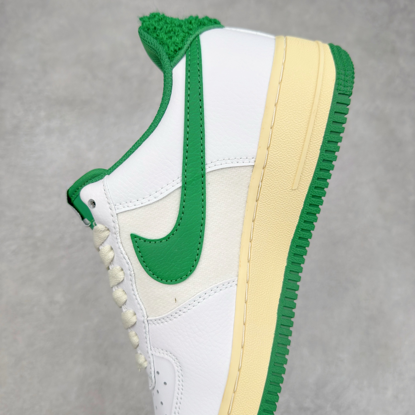 图片[7]-＃XT纯原 NK Air Force 1´07 Low 空军一号低帮百搭休闲运动板鞋 DO5220-131 顶级批次 2022全新楦头鞋型 鱼鳞大底 历时开发三个月 清洁度完美 二维码鞋标 内置芯片及solo气垫 大底高度及其弧度依照正品 钢印 logo刺绣 鞋口弧度 鞋头长度 鞋面冲孔 鞋垫背胶及钢印 完美鞋型对比正品 每一处都是细节满满 柔软、弹性十足的缓震性能和出色的中底设计 横跨复古与现代的外型结合 造就出风靡全球 三十多年的Force 1 直到今天还深受青睐 实拍调校N版已经零色差零失真 百分百还原实物色彩所见即所得 不存在货不对板色差等低级问题 选购参考实物拍摄 不混卖不参货 只用心做好货严格选品 承诺混一赔十 尺码：36 36.5 37.5 38 38.5 39 40 40.5 41 42 42.5 43 44 44.5 45-选品中心