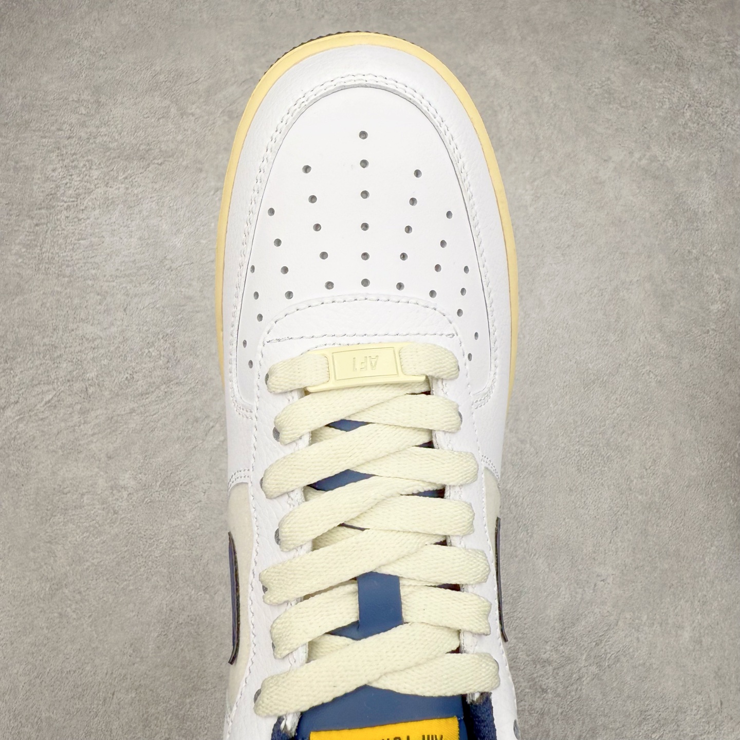 图片[4]-＃XT纯原 NK Air Force 1´07 Low 空军一号低帮百搭休闲运动板鞋 DO5220-141 顶级批次 2022全新楦头鞋型 鱼鳞大底 历时开发三个月 清洁度完美 二维码鞋标 内置芯片及solo气垫 大底高度及其弧度依照正品 钢印 logo刺绣 鞋口弧度 鞋头长度 鞋面冲孔 鞋垫背胶及钢印 完美鞋型对比正品 每一处都是细节满满 柔软、弹性十足的缓震性能和出色的中底设计 横跨复古与现代的外型结合 造就出风靡全球 三十多年的Force 1 直到今天还深受青睐 实拍调校N版已经零色差零失真 百分百还原实物色彩所见即所得 不存在货不对板色差等低级问题 选购参考实物拍摄 不混卖不参货 只用心做好货严格选品 承诺混一赔十 尺码：36 36.5 37.5 38 38.5 39 40 40.5 41 42 42.5 43 44 44.5 45-选品中心