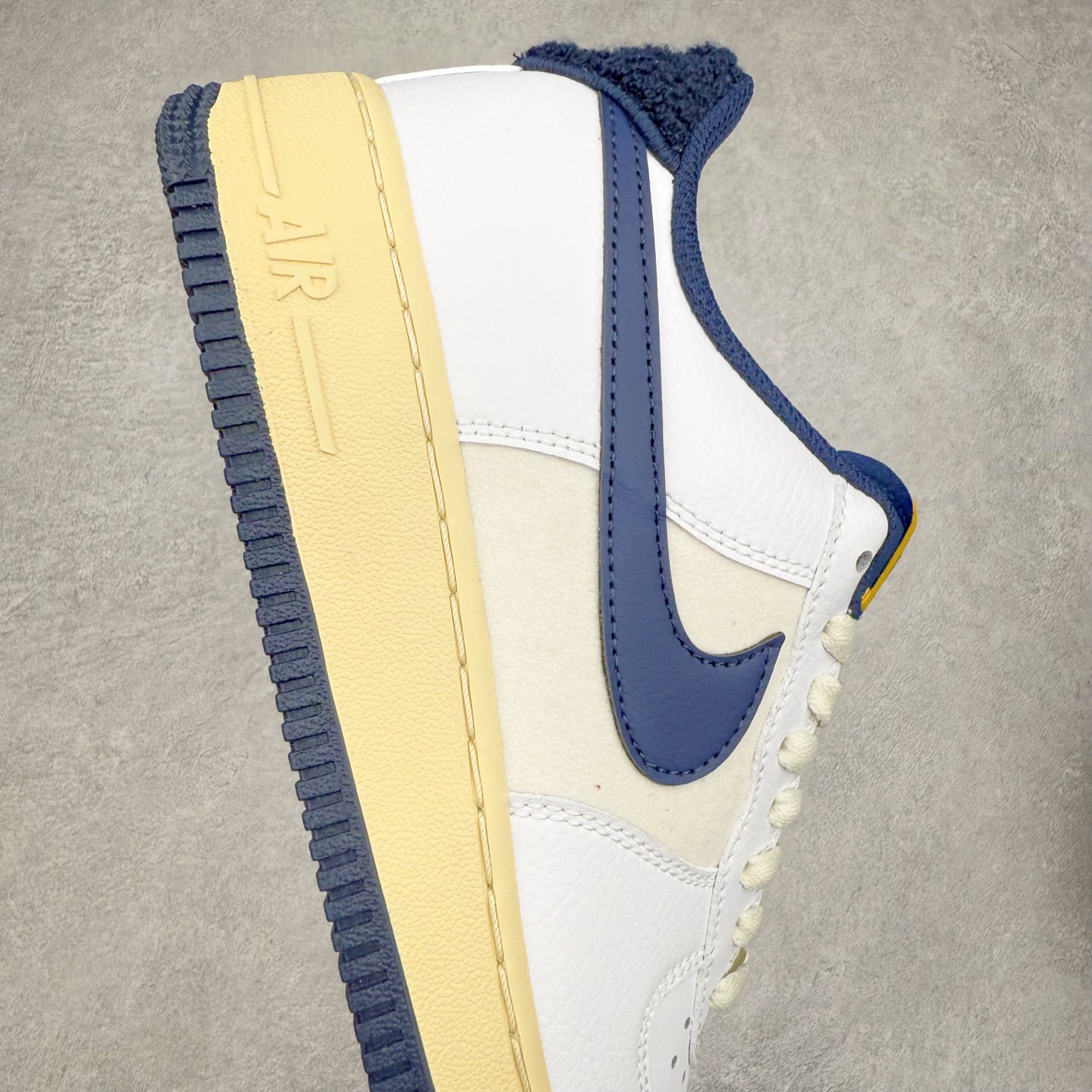 图片[6]-＃XT纯原 NK Air Force 1´07 Low 空军一号低帮百搭休闲运动板鞋 DO5220-141 顶级批次 2022全新楦头鞋型 鱼鳞大底 历时开发三个月 清洁度完美 二维码鞋标 内置芯片及solo气垫 大底高度及其弧度依照正品 钢印 logo刺绣 鞋口弧度 鞋头长度 鞋面冲孔 鞋垫背胶及钢印 完美鞋型对比正品 每一处都是细节满满 柔软、弹性十足的缓震性能和出色的中底设计 横跨复古与现代的外型结合 造就出风靡全球 三十多年的Force 1 直到今天还深受青睐 实拍调校N版已经零色差零失真 百分百还原实物色彩所见即所得 不存在货不对板色差等低级问题 选购参考实物拍摄 不混卖不参货 只用心做好货严格选品 承诺混一赔十 尺码：36 36.5 37.5 38 38.5 39 40 40.5 41 42 42.5 43 44 44.5 45-选品中心