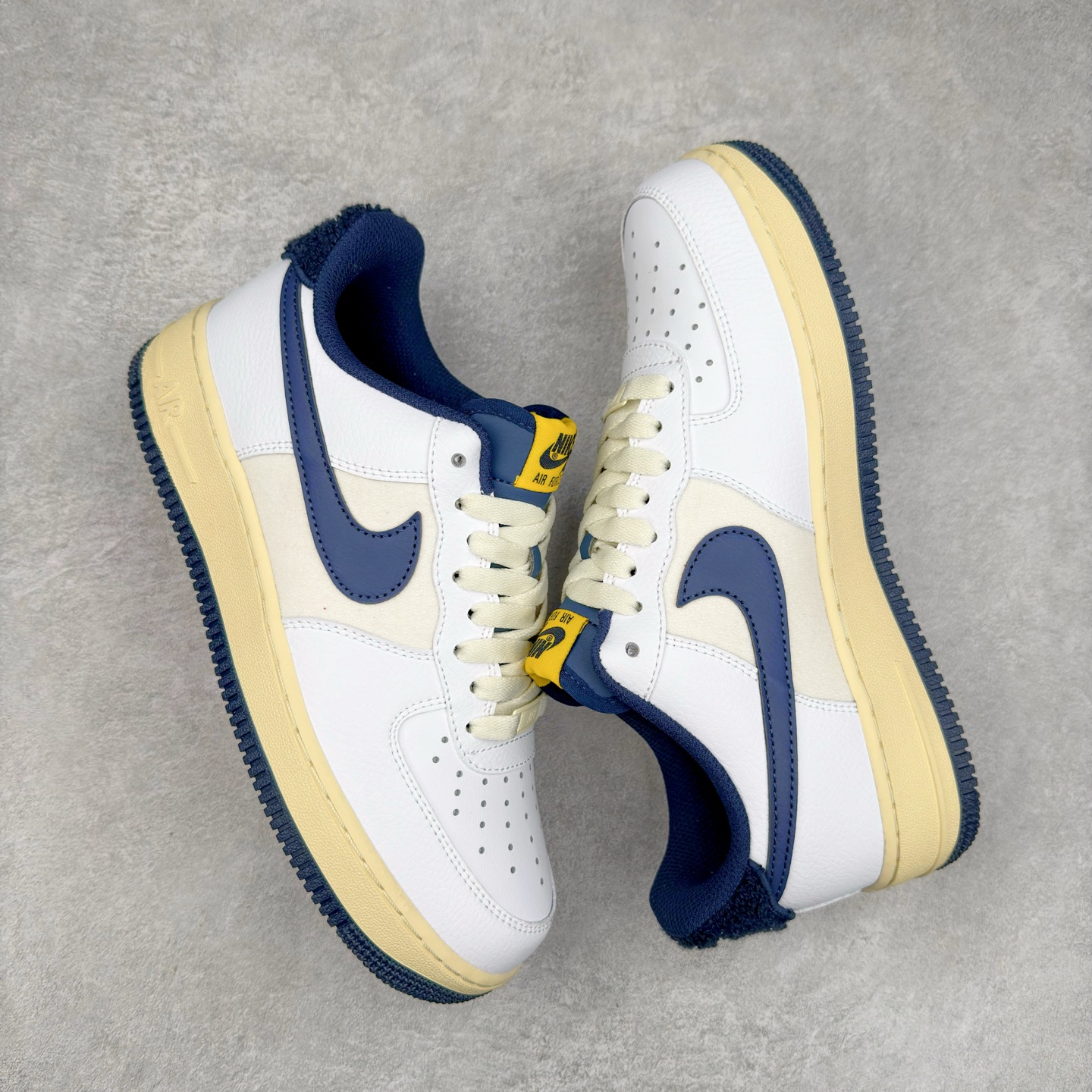 图片[3]-＃XT纯原 NK Air Force 1´07 Low 空军一号低帮百搭休闲运动板鞋 DO5220-141 顶级批次 2022全新楦头鞋型 鱼鳞大底 历时开发三个月 清洁度完美 二维码鞋标 内置芯片及solo气垫 大底高度及其弧度依照正品 钢印 logo刺绣 鞋口弧度 鞋头长度 鞋面冲孔 鞋垫背胶及钢印 完美鞋型对比正品 每一处都是细节满满 柔软、弹性十足的缓震性能和出色的中底设计 横跨复古与现代的外型结合 造就出风靡全球 三十多年的Force 1 直到今天还深受青睐 实拍调校N版已经零色差零失真 百分百还原实物色彩所见即所得 不存在货不对板色差等低级问题 选购参考实物拍摄 不混卖不参货 只用心做好货严格选品 承诺混一赔十 尺码：36 36.5 37.5 38 38.5 39 40 40.5 41 42 42.5 43 44 44.5 45-选品中心