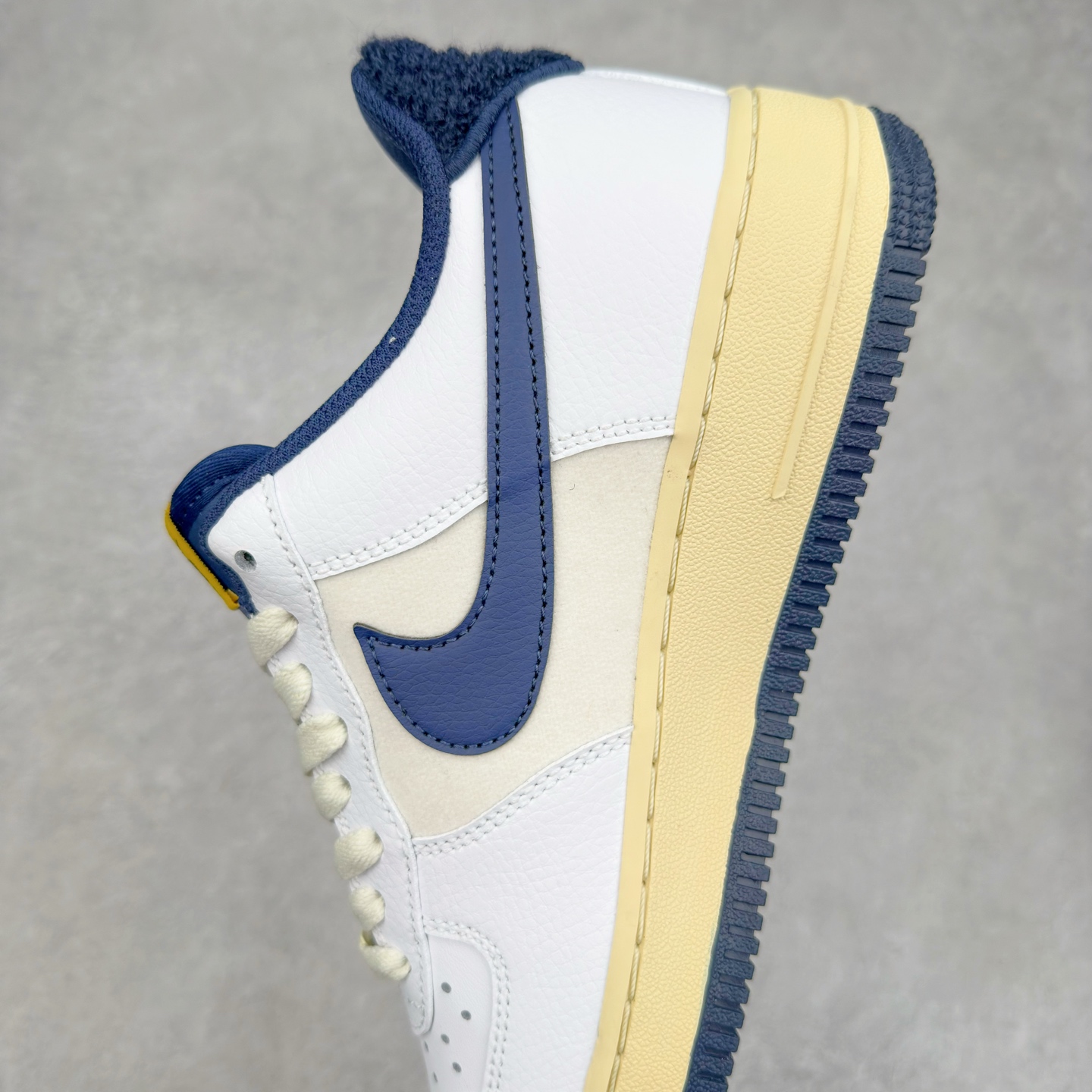 图片[7]-＃XT纯原 NK Air Force 1´07 Low 空军一号低帮百搭休闲运动板鞋 DO5220-141 顶级批次 2022全新楦头鞋型 鱼鳞大底 历时开发三个月 清洁度完美 二维码鞋标 内置芯片及solo气垫 大底高度及其弧度依照正品 钢印 logo刺绣 鞋口弧度 鞋头长度 鞋面冲孔 鞋垫背胶及钢印 完美鞋型对比正品 每一处都是细节满满 柔软、弹性十足的缓震性能和出色的中底设计 横跨复古与现代的外型结合 造就出风靡全球 三十多年的Force 1 直到今天还深受青睐 实拍调校N版已经零色差零失真 百分百还原实物色彩所见即所得 不存在货不对板色差等低级问题 选购参考实物拍摄 不混卖不参货 只用心做好货严格选品 承诺混一赔十 尺码：36 36.5 37.5 38 38.5 39 40 40.5 41 42 42.5 43 44 44.5 45-选品中心