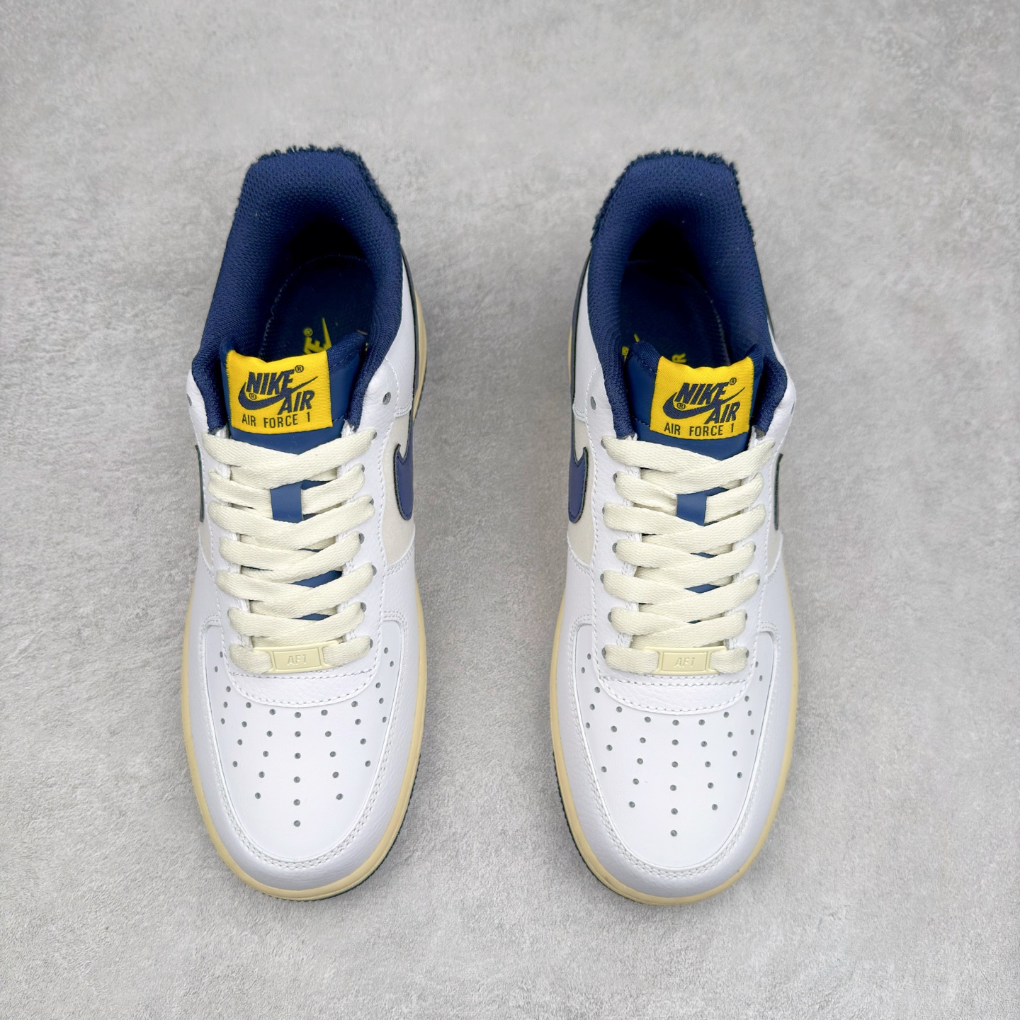 图片[2]-＃XT纯原 NK Air Force 1´07 Low 空军一号低帮百搭休闲运动板鞋 DO5220-141 顶级批次 2022全新楦头鞋型 鱼鳞大底 历时开发三个月 清洁度完美 二维码鞋标 内置芯片及solo气垫 大底高度及其弧度依照正品 钢印 logo刺绣 鞋口弧度 鞋头长度 鞋面冲孔 鞋垫背胶及钢印 完美鞋型对比正品 每一处都是细节满满 柔软、弹性十足的缓震性能和出色的中底设计 横跨复古与现代的外型结合 造就出风靡全球 三十多年的Force 1 直到今天还深受青睐 实拍调校N版已经零色差零失真 百分百还原实物色彩所见即所得 不存在货不对板色差等低级问题 选购参考实物拍摄 不混卖不参货 只用心做好货严格选品 承诺混一赔十 尺码：36 36.5 37.5 38 38.5 39 40 40.5 41 42 42.5 43 44 44.5 45-选品中心