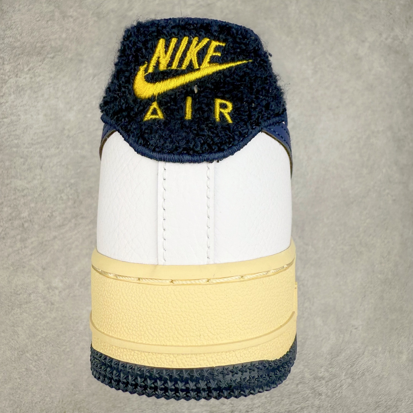 图片[8]-＃XT纯原 NK Air Force 1´07 Low 空军一号低帮百搭休闲运动板鞋 DO5220-141 顶级批次 2022全新楦头鞋型 鱼鳞大底 历时开发三个月 清洁度完美 二维码鞋标 内置芯片及solo气垫 大底高度及其弧度依照正品 钢印 logo刺绣 鞋口弧度 鞋头长度 鞋面冲孔 鞋垫背胶及钢印 完美鞋型对比正品 每一处都是细节满满 柔软、弹性十足的缓震性能和出色的中底设计 横跨复古与现代的外型结合 造就出风靡全球 三十多年的Force 1 直到今天还深受青睐 实拍调校N版已经零色差零失真 百分百还原实物色彩所见即所得 不存在货不对板色差等低级问题 选购参考实物拍摄 不混卖不参货 只用心做好货严格选品 承诺混一赔十 尺码：36 36.5 37.5 38 38.5 39 40 40.5 41 42 42.5 43 44 44.5 45-选品中心