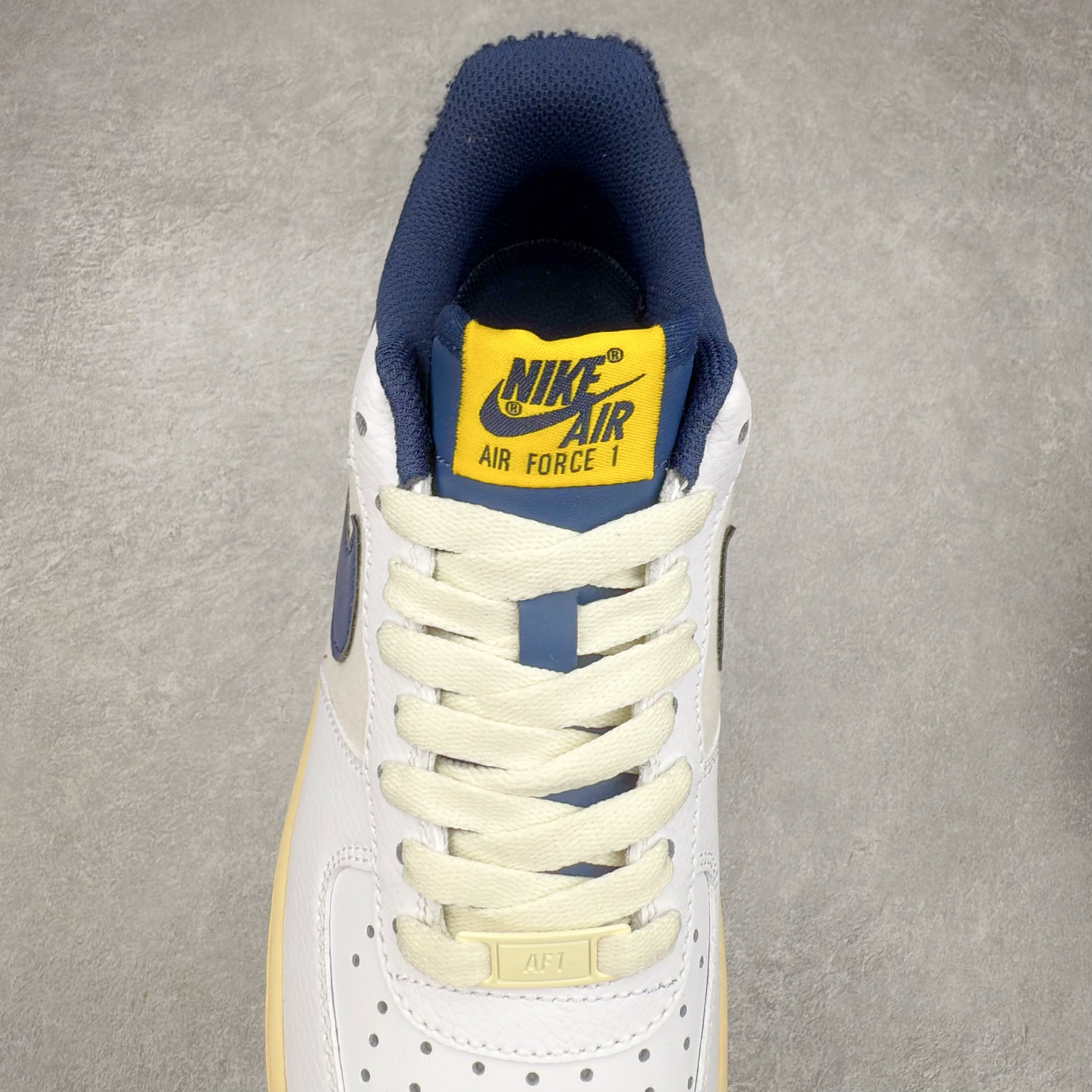 图片[5]-＃XT纯原 NK Air Force 1´07 Low 空军一号低帮百搭休闲运动板鞋 DO5220-141 顶级批次 2022全新楦头鞋型 鱼鳞大底 历时开发三个月 清洁度完美 二维码鞋标 内置芯片及solo气垫 大底高度及其弧度依照正品 钢印 logo刺绣 鞋口弧度 鞋头长度 鞋面冲孔 鞋垫背胶及钢印 完美鞋型对比正品 每一处都是细节满满 柔软、弹性十足的缓震性能和出色的中底设计 横跨复古与现代的外型结合 造就出风靡全球 三十多年的Force 1 直到今天还深受青睐 实拍调校N版已经零色差零失真 百分百还原实物色彩所见即所得 不存在货不对板色差等低级问题 选购参考实物拍摄 不混卖不参货 只用心做好货严格选品 承诺混一赔十 尺码：36 36.5 37.5 38 38.5 39 40 40.5 41 42 42.5 43 44 44.5 45-选品中心