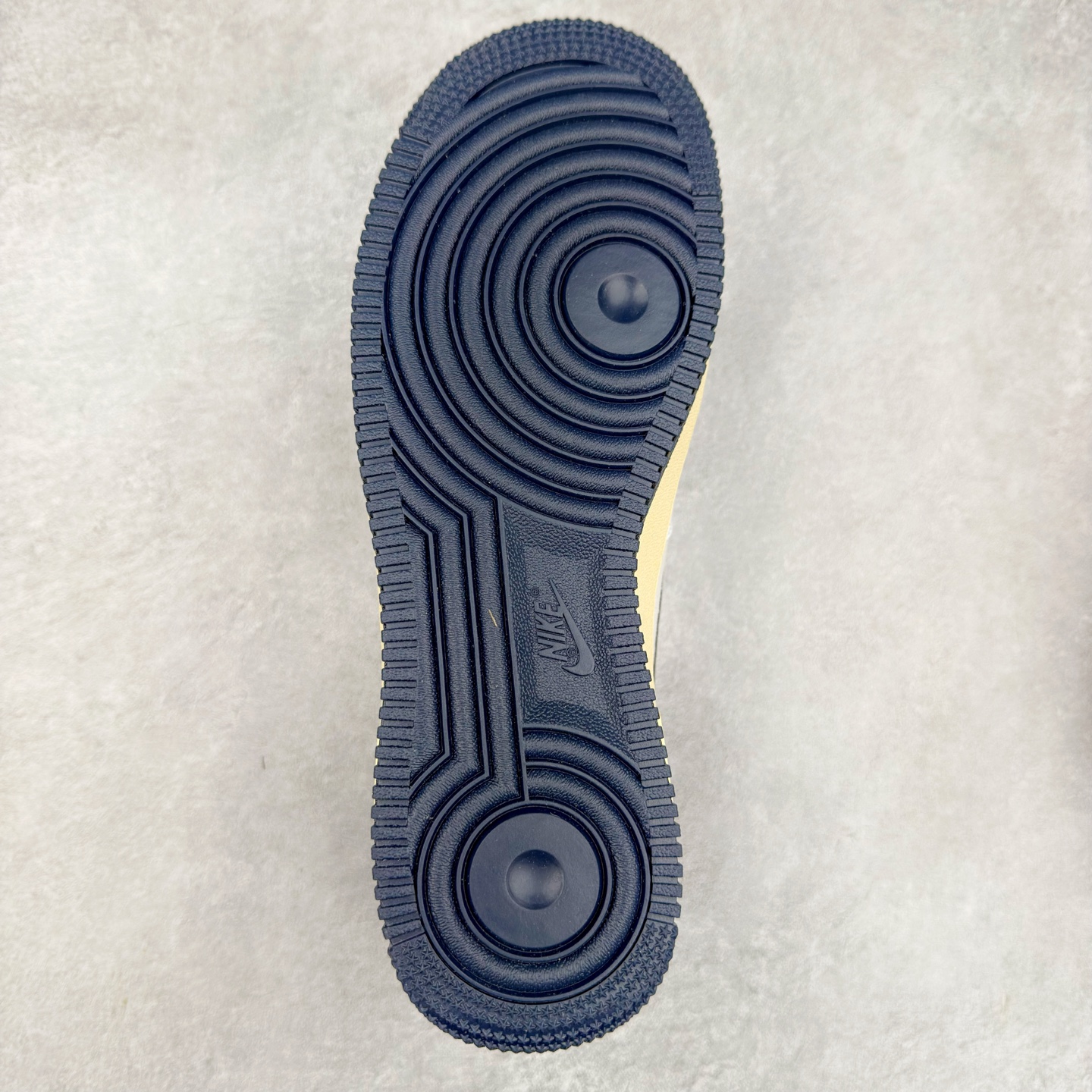 图片[9]-＃XT纯原 NK Air Force 1´07 Low 空军一号低帮百搭休闲运动板鞋 DO5220-141 顶级批次 2022全新楦头鞋型 鱼鳞大底 历时开发三个月 清洁度完美 二维码鞋标 内置芯片及solo气垫 大底高度及其弧度依照正品 钢印 logo刺绣 鞋口弧度 鞋头长度 鞋面冲孔 鞋垫背胶及钢印 完美鞋型对比正品 每一处都是细节满满 柔软、弹性十足的缓震性能和出色的中底设计 横跨复古与现代的外型结合 造就出风靡全球 三十多年的Force 1 直到今天还深受青睐 实拍调校N版已经零色差零失真 百分百还原实物色彩所见即所得 不存在货不对板色差等低级问题 选购参考实物拍摄 不混卖不参货 只用心做好货严格选品 承诺混一赔十 尺码：36 36.5 37.5 38 38.5 39 40 40.5 41 42 42.5 43 44 44.5 45-选品中心