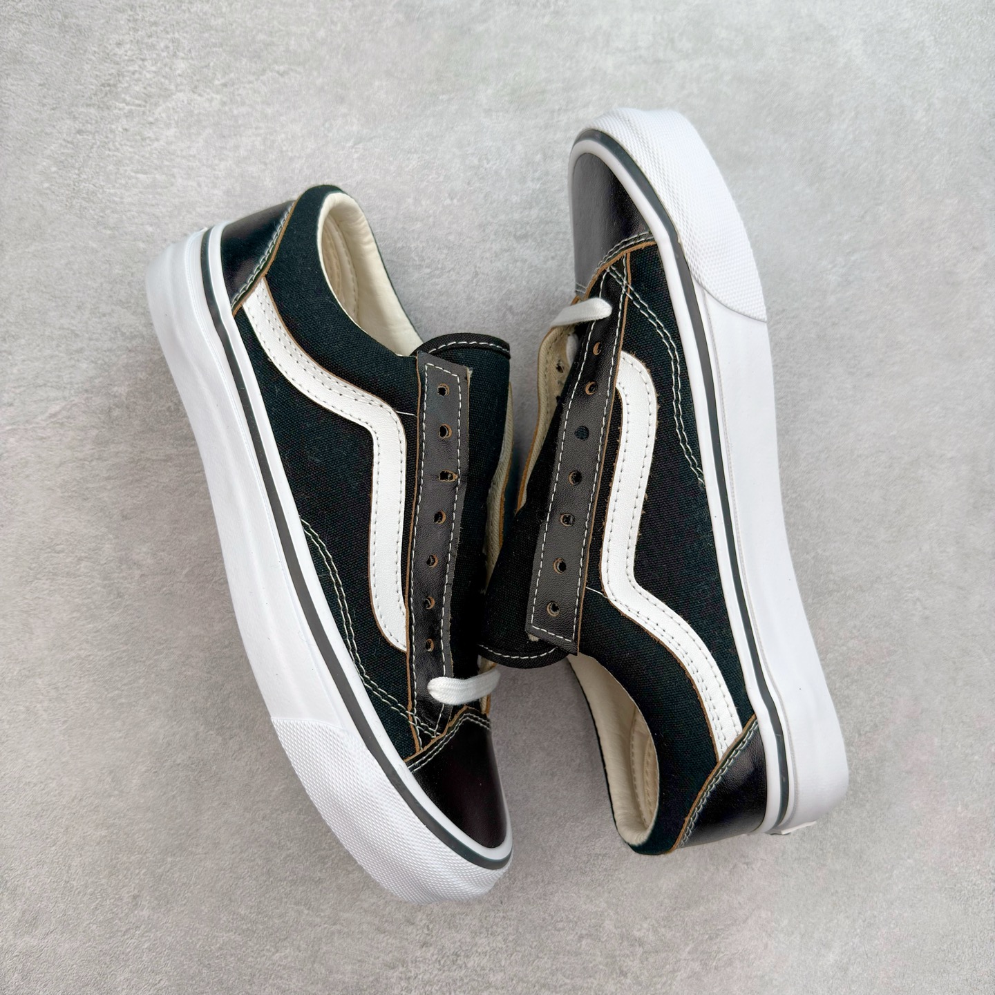 图片[3]-Vans OTW Old Skool 36 Vibram 万斯高端支线 余文乐同款 Vibram 定制大底 抗疲劳鞋垫带来极致的穿着体验 皮革+10盎司粗布拼接 打造精致质感 皮质切面呈现棕色 搭配白色车线 高级感十足 货号：VN000D2GBA21 尺码：35 36 36.5 37 38 38.5 39 40 40.5 41 42 42.5 43 44-选品中心