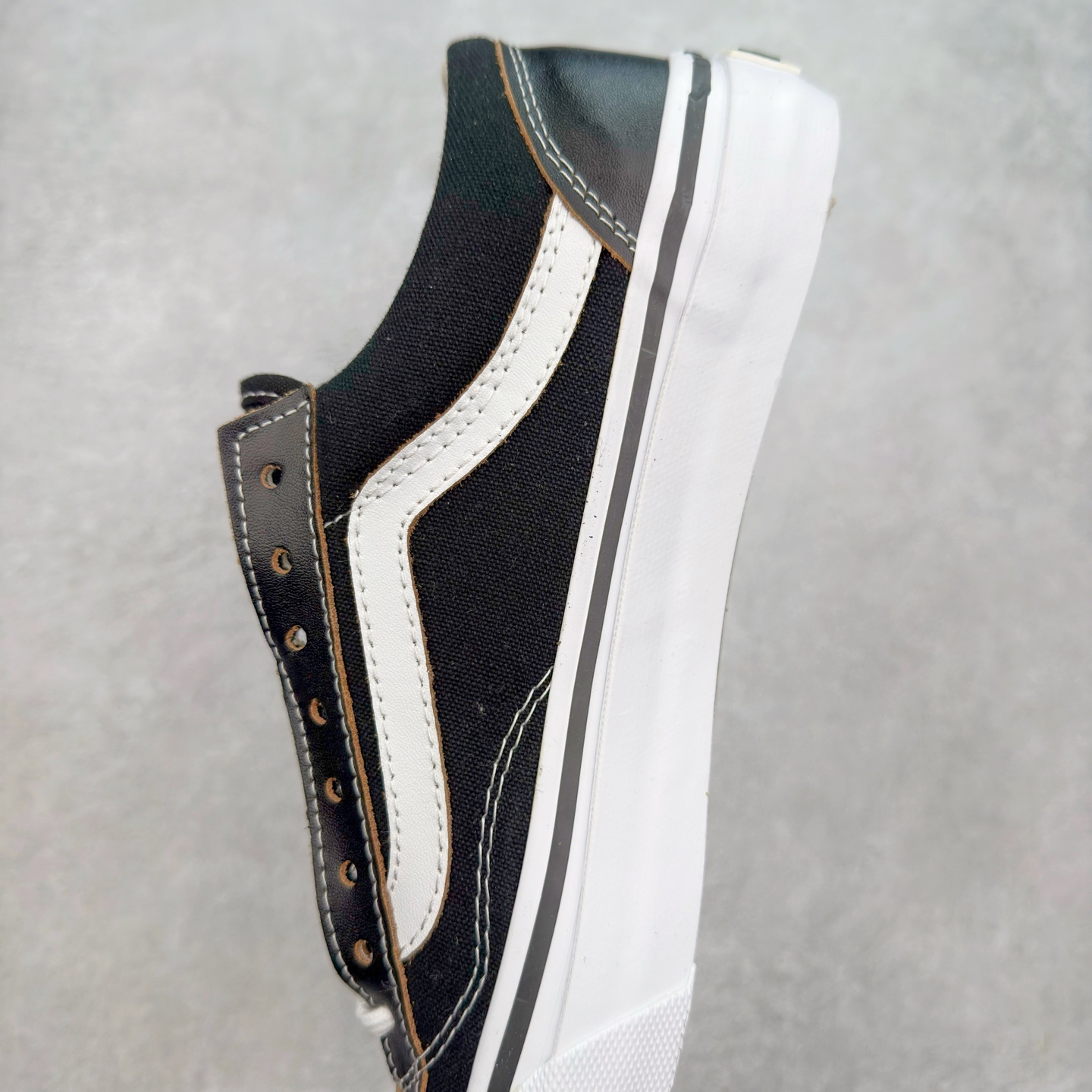 图片[7]-Vans OTW Old Skool 36 Vibram 万斯高端支线 余文乐同款 Vibram 定制大底 抗疲劳鞋垫带来极致的穿着体验 皮革+10盎司粗布拼接 打造精致质感 皮质切面呈现棕色 搭配白色车线 高级感十足 货号：VN000D2GBA21 尺码：35 36 36.5 37 38 38.5 39 40 40.5 41 42 42.5 43 44-选品中心