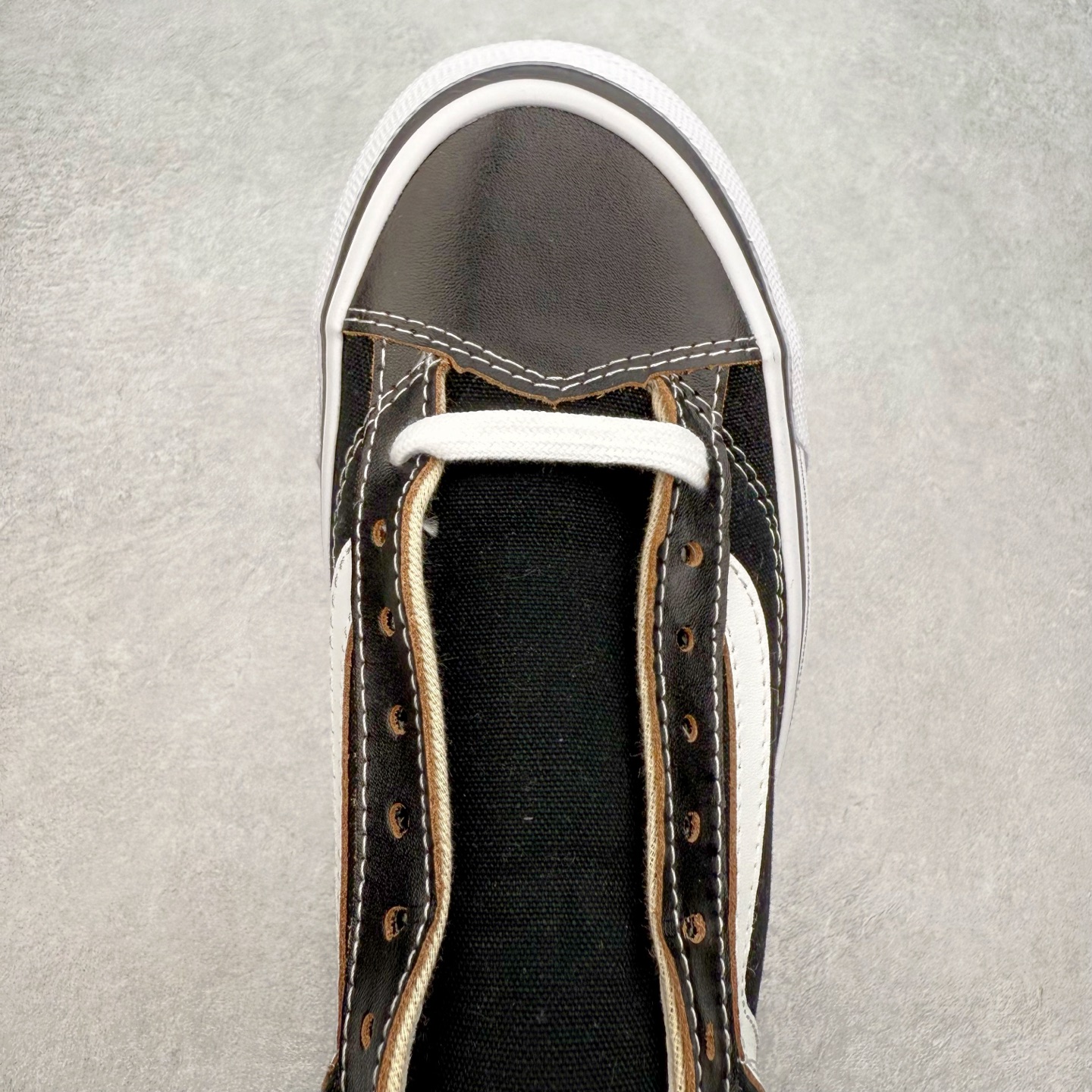 图片[4]-Vans OTW Old Skool 36 Vibram 万斯高端支线 余文乐同款 Vibram 定制大底 抗疲劳鞋垫带来极致的穿着体验 皮革+10盎司粗布拼接 打造精致质感 皮质切面呈现棕色 搭配白色车线 高级感十足 货号：VN000D2GBA21 尺码：35 36 36.5 37 38 38.5 39 40 40.5 41 42 42.5 43 44-选品中心