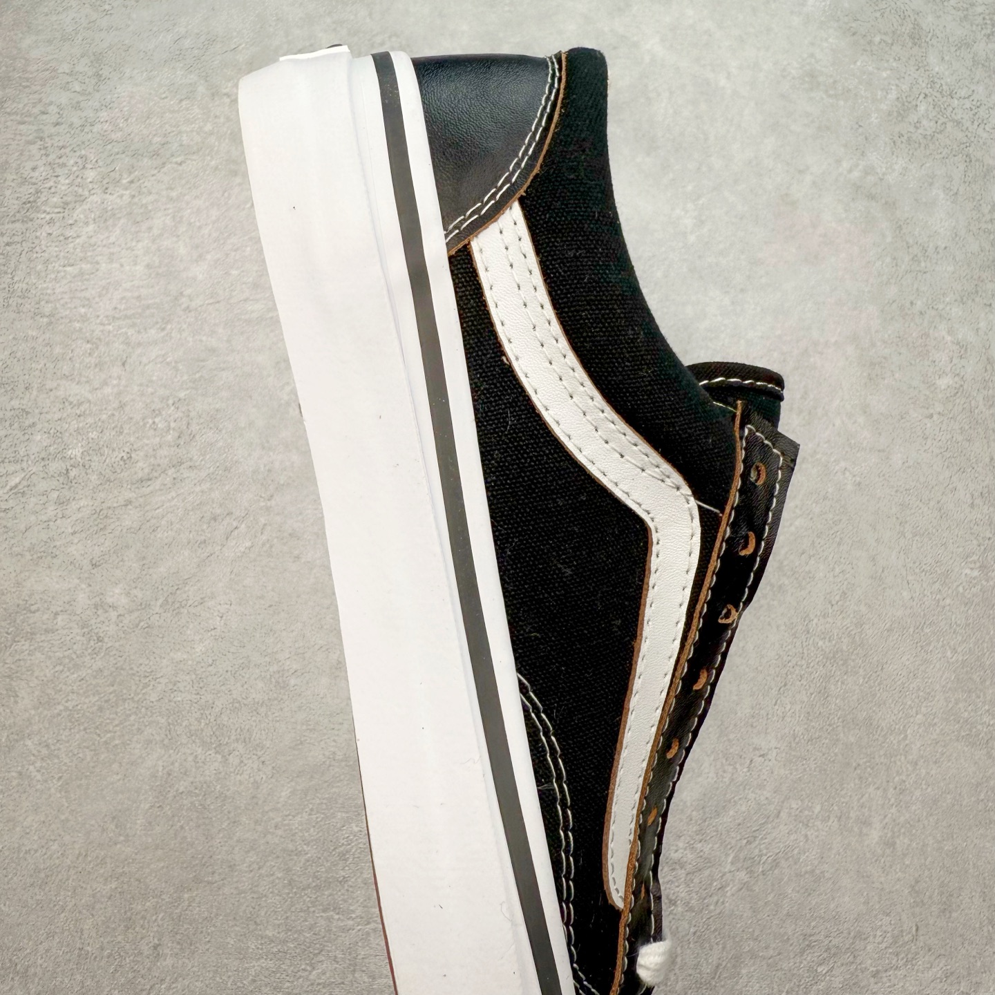 图片[6]-Vans OTW Old Skool 36 Vibram 万斯高端支线 余文乐同款 Vibram 定制大底 抗疲劳鞋垫带来极致的穿着体验 皮革+10盎司粗布拼接 打造精致质感 皮质切面呈现棕色 搭配白色车线 高级感十足 货号：VN000D2GBA21 尺码：35 36 36.5 37 38 38.5 39 40 40.5 41 42 42.5 43 44-选品中心