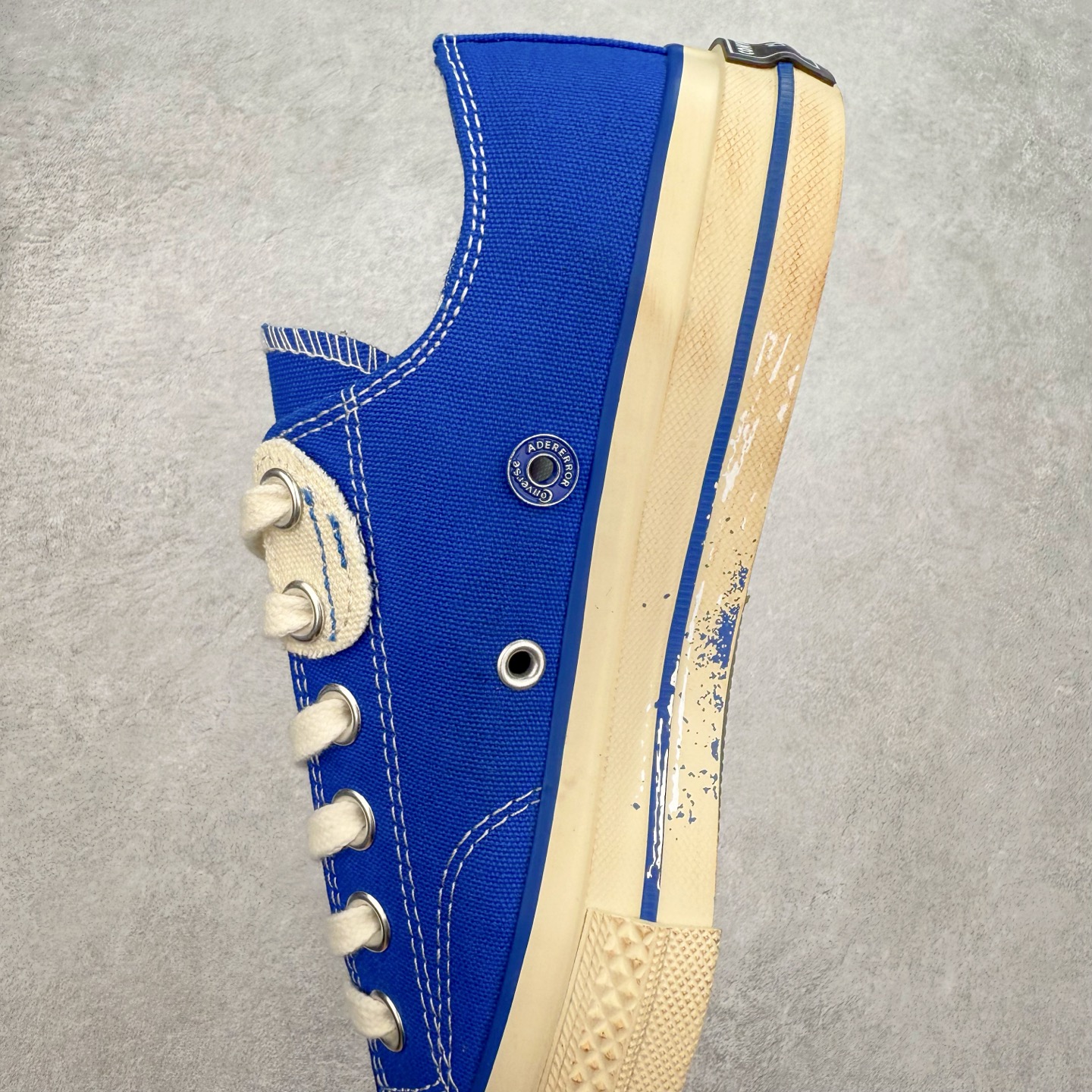 图片[7]-ADER ERROR x Converse 1970S 以经典 Chuck 70 为蓝本，白色主体鞋身搭配蓝色包边条和后跟部位的刺绣，精致的小细节点缀处处可见，白蓝两色的搭配通过做旧的质感呈现出极好的视觉感受。整双鞋在蓝色运用上相当克制，远看就像是一双小白鞋，穿搭上，一双不会出错的小白鞋，加上这一抹蓝色，在夏天总能带来清爽的感觉。 货号：A14289C 尺码：35 36 36.5 37 37.5 38 39 39.5 40 41 41.5 42 42.5 43 44-选品中心