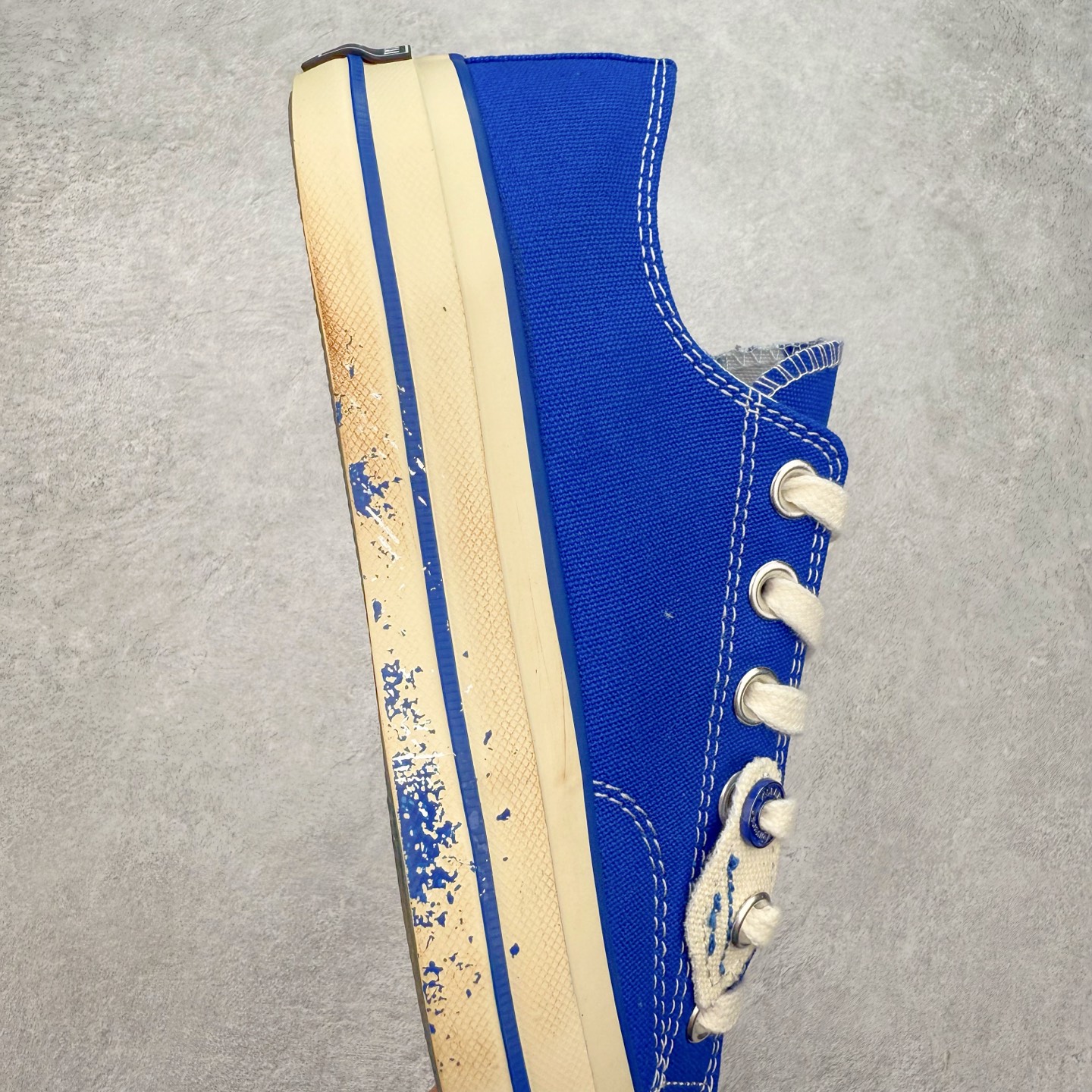 图片[6]-ADER ERROR x Converse 1970S 以经典 Chuck 70 为蓝本，白色主体鞋身搭配蓝色包边条和后跟部位的刺绣，精致的小细节点缀处处可见，白蓝两色的搭配通过做旧的质感呈现出极好的视觉感受。整双鞋在蓝色运用上相当克制，远看就像是一双小白鞋，穿搭上，一双不会出错的小白鞋，加上这一抹蓝色，在夏天总能带来清爽的感觉。 货号：A14289C 尺码：35 36 36.5 37 37.5 38 39 39.5 40 41 41.5 42 42.5 43 44-选品中心