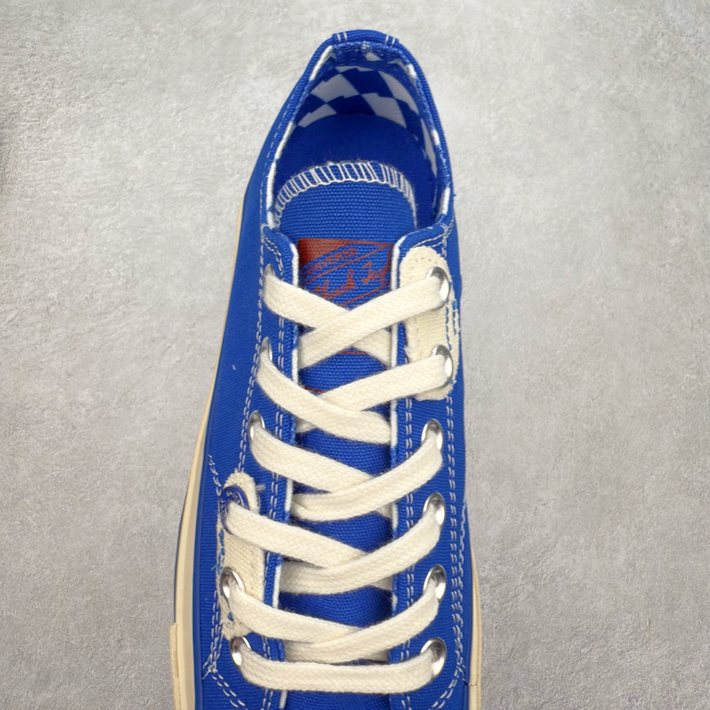 图片[5]-ADER ERROR x Converse 1970S 以经典 Chuck 70 为蓝本，白色主体鞋身搭配蓝色包边条和后跟部位的刺绣，精致的小细节点缀处处可见，白蓝两色的搭配通过做旧的质感呈现出极好的视觉感受。整双鞋在蓝色运用上相当克制，远看就像是一双小白鞋，穿搭上，一双不会出错的小白鞋，加上这一抹蓝色，在夏天总能带来清爽的感觉。 货号：A14289C 尺码：35 36 36.5 37 37.5 38 39 39.5 40 41 41.5 42 42.5 43 44-选品中心