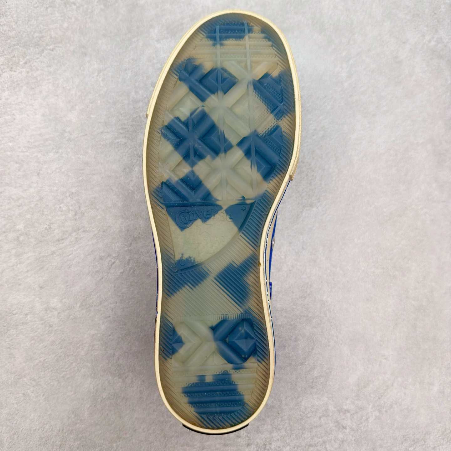 图片[9]-ADER ERROR x Converse 1970S 以经典 Chuck 70 为蓝本，白色主体鞋身搭配蓝色包边条和后跟部位的刺绣，精致的小细节点缀处处可见，白蓝两色的搭配通过做旧的质感呈现出极好的视觉感受。整双鞋在蓝色运用上相当克制，远看就像是一双小白鞋，穿搭上，一双不会出错的小白鞋，加上这一抹蓝色，在夏天总能带来清爽的感觉。 货号：A14289C 尺码：35 36 36.5 37 37.5 38 39 39.5 40 41 41.5 42 42.5 43 44-选品中心