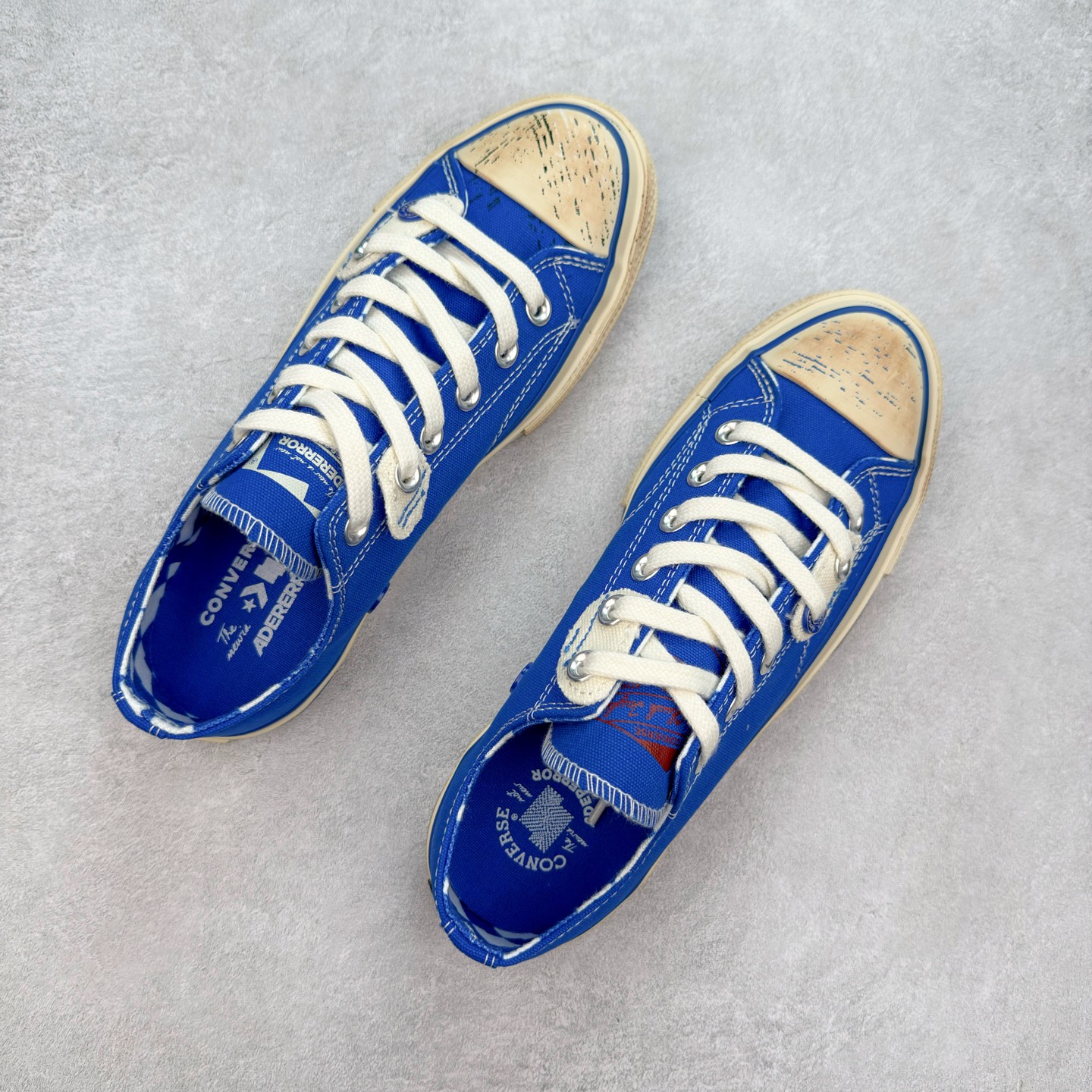 图片[3]-ADER ERROR x Converse 1970S 以经典 Chuck 70 为蓝本，白色主体鞋身搭配蓝色包边条和后跟部位的刺绣，精致的小细节点缀处处可见，白蓝两色的搭配通过做旧的质感呈现出极好的视觉感受。整双鞋在蓝色运用上相当克制，远看就像是一双小白鞋，穿搭上，一双不会出错的小白鞋，加上这一抹蓝色，在夏天总能带来清爽的感觉。 货号：A14289C 尺码：35 36 36.5 37 37.5 38 39 39.5 40 41 41.5 42 42.5 43 44-选品中心