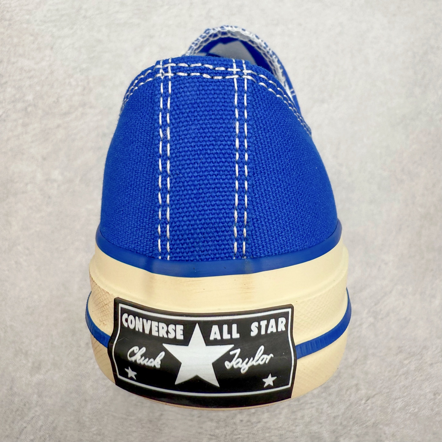 图片[8]-ADER ERROR x Converse 1970S 以经典 Chuck 70 为蓝本，白色主体鞋身搭配蓝色包边条和后跟部位的刺绣，精致的小细节点缀处处可见，白蓝两色的搭配通过做旧的质感呈现出极好的视觉感受。整双鞋在蓝色运用上相当克制，远看就像是一双小白鞋，穿搭上，一双不会出错的小白鞋，加上这一抹蓝色，在夏天总能带来清爽的感觉。 货号：A14289C 尺码：35 36 36.5 37 37.5 38 39 39.5 40 41 41.5 42 42.5 43 44-选品中心