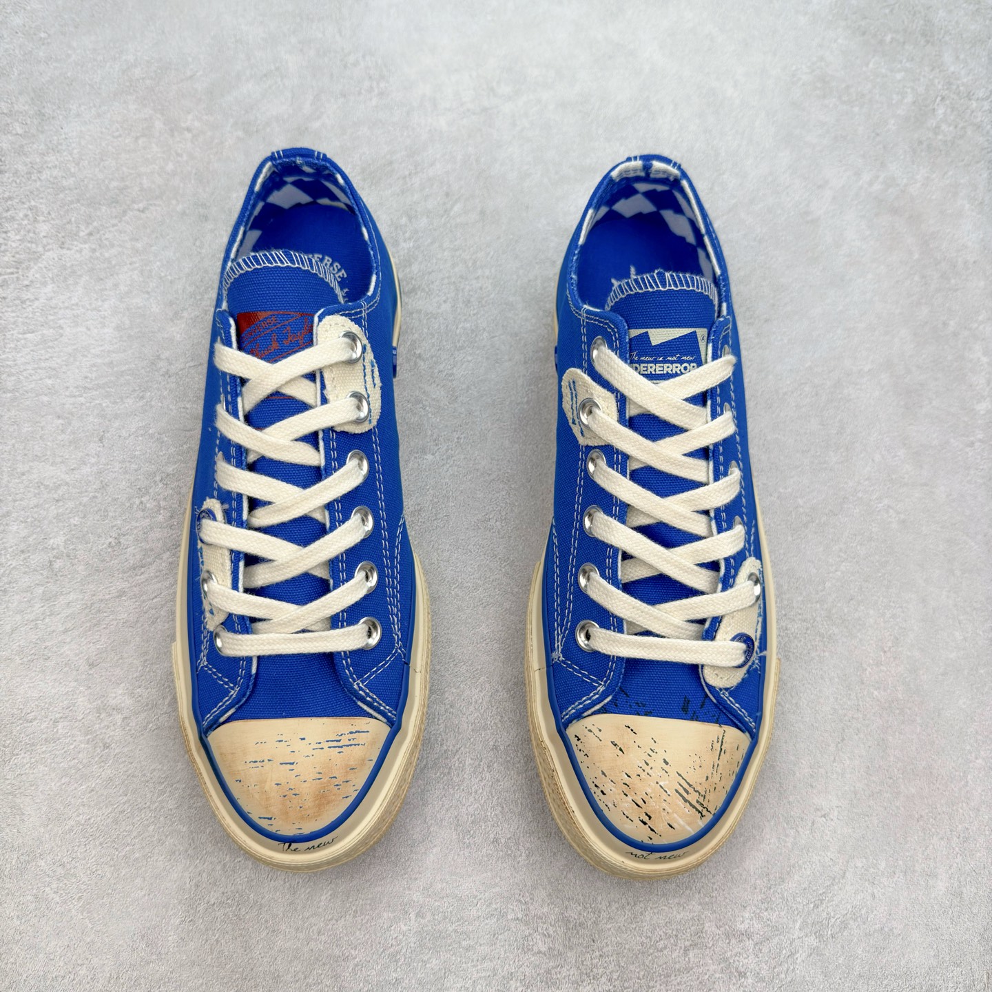 图片[2]-ADER ERROR x Converse 1970S 以经典 Chuck 70 为蓝本，白色主体鞋身搭配蓝色包边条和后跟部位的刺绣，精致的小细节点缀处处可见，白蓝两色的搭配通过做旧的质感呈现出极好的视觉感受。整双鞋在蓝色运用上相当克制，远看就像是一双小白鞋，穿搭上，一双不会出错的小白鞋，加上这一抹蓝色，在夏天总能带来清爽的感觉。 货号：A14289C 尺码：35 36 36.5 37 37.5 38 39 39.5 40 41 41.5 42 42.5 43 44-选品中心