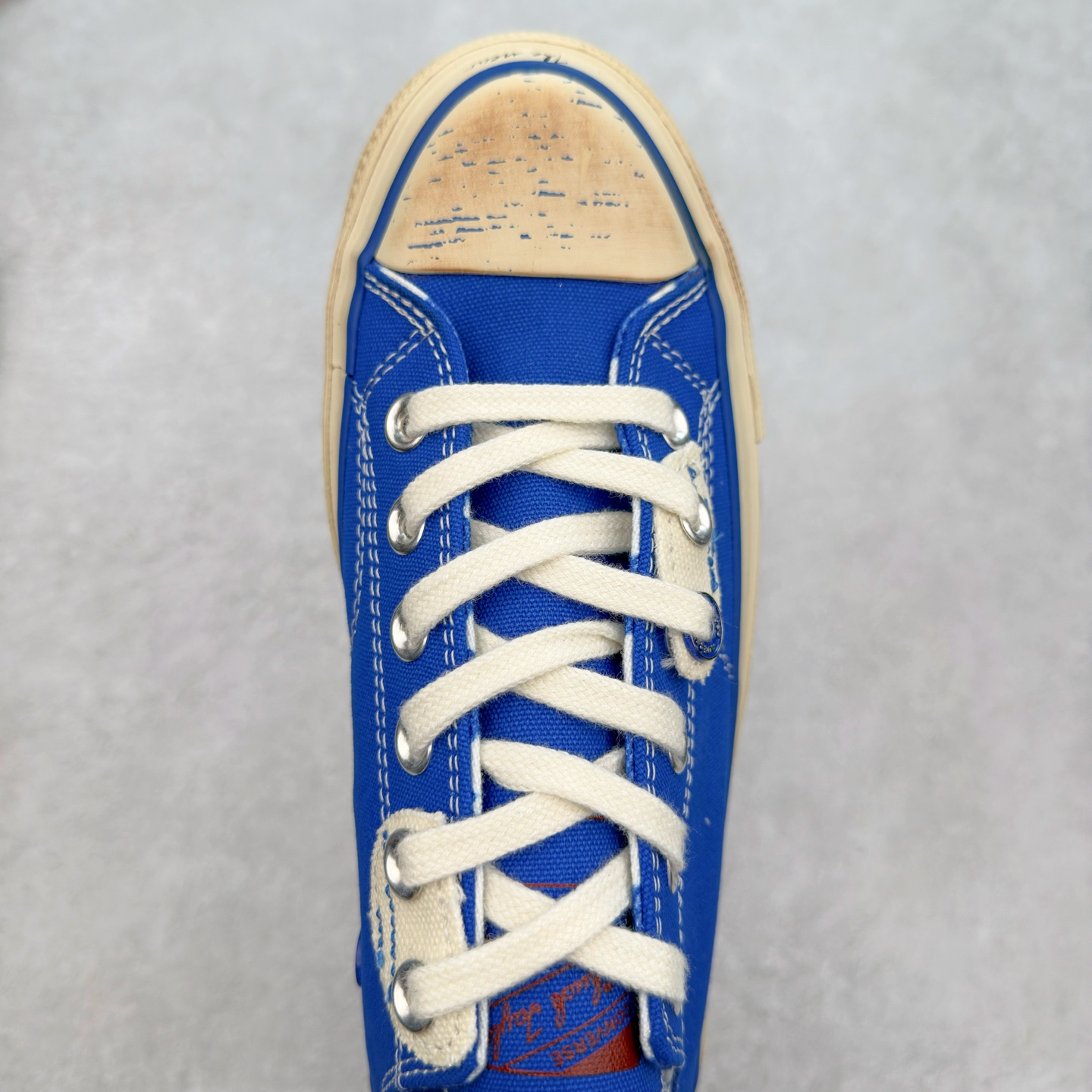 图片[4]-ADER ERROR x Converse 1970S 以经典 Chuck 70 为蓝本，白色主体鞋身搭配蓝色包边条和后跟部位的刺绣，精致的小细节点缀处处可见，白蓝两色的搭配通过做旧的质感呈现出极好的视觉感受。整双鞋在蓝色运用上相当克制，远看就像是一双小白鞋，穿搭上，一双不会出错的小白鞋，加上这一抹蓝色，在夏天总能带来清爽的感觉。 货号：A14289C 尺码：35 36 36.5 37 37.5 38 39 39.5 40 41 41.5 42 42.5 43 44-选品中心