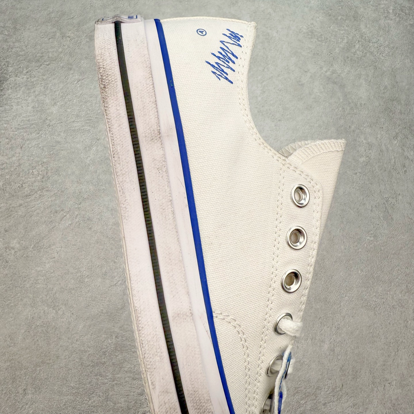 图片[6]-ADER ERROR x Converse 1970S 以经典 Chuck 70 为蓝本，白色主体鞋身搭配蓝色包边条和后跟部位的刺绣，精致的小细节点缀处处可见，白蓝两色的搭配通过做旧的质感呈现出极好的视觉感受。整双鞋在蓝色运用上相当克制，远看就像是一双小白鞋，穿搭上，一双不会出错的小白鞋，加上这一抹蓝色，在夏天总能带来清爽的感觉。 货号：A14289C 尺码：35 36 36.5 37 37.5 38 39 39.5 40 41 41.5 42 42.5 43 44-选品中心